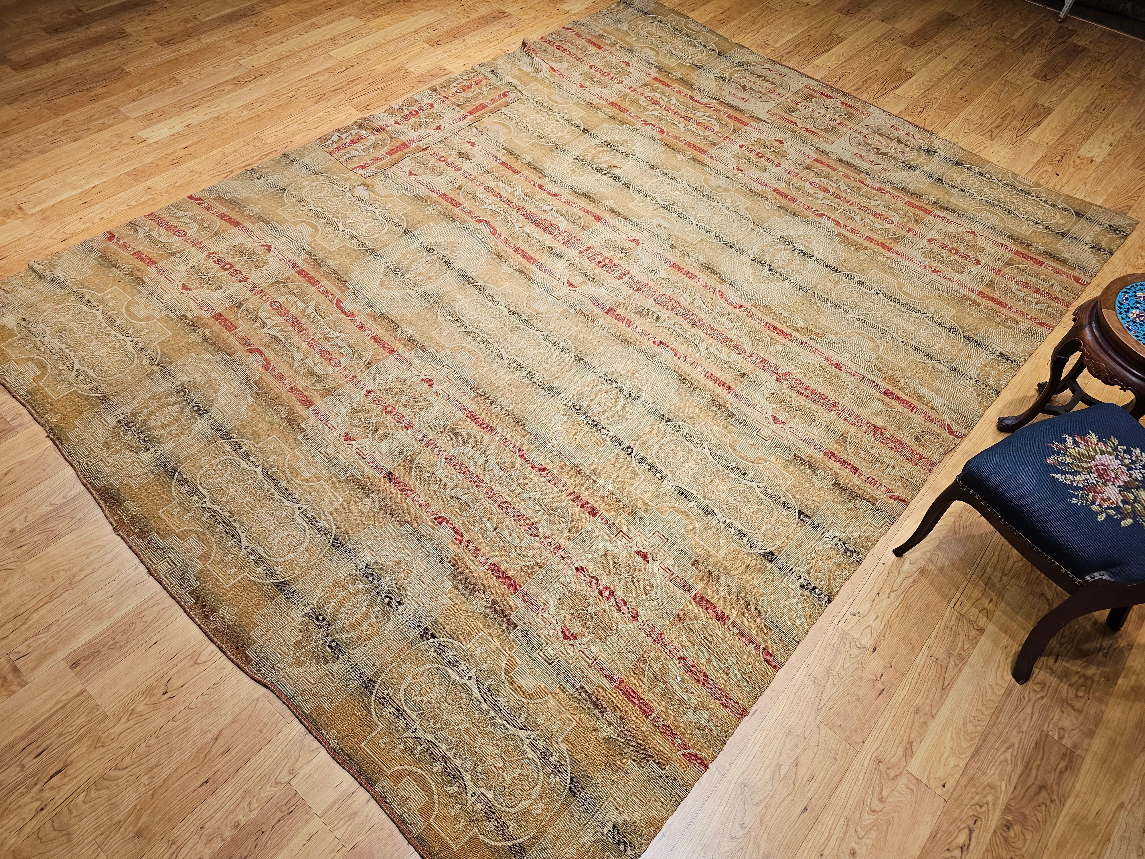 Tapis géométrique européen continental du 19e siècle en rouge, tan et ivoire en vente 10