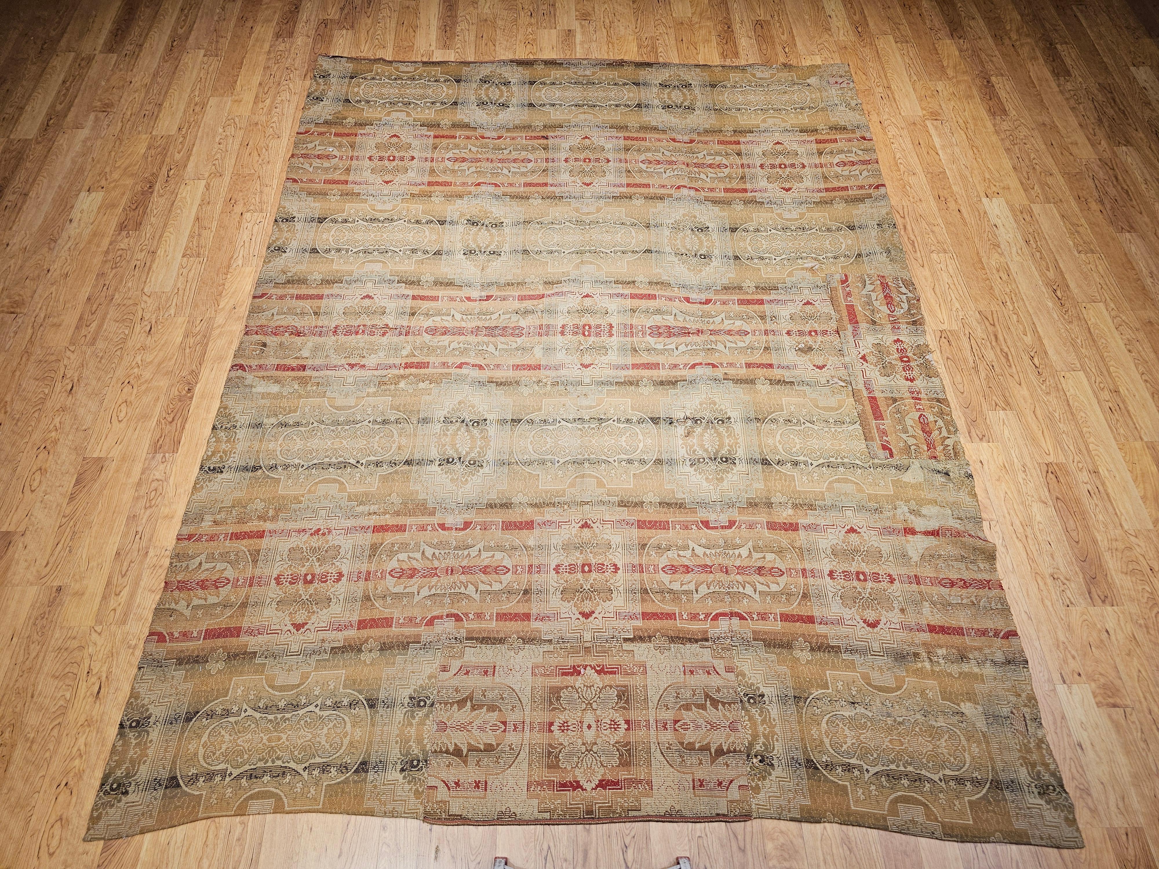 Ce rare tapis tissé à la main en Europe continentale au XIXe siècle présente une esthétique audacieuse et intemporelle grâce à son motif géométrique à grande échelle. Tressées dans des tons chauds de rouge et de feu, les formes répétitives évoquent