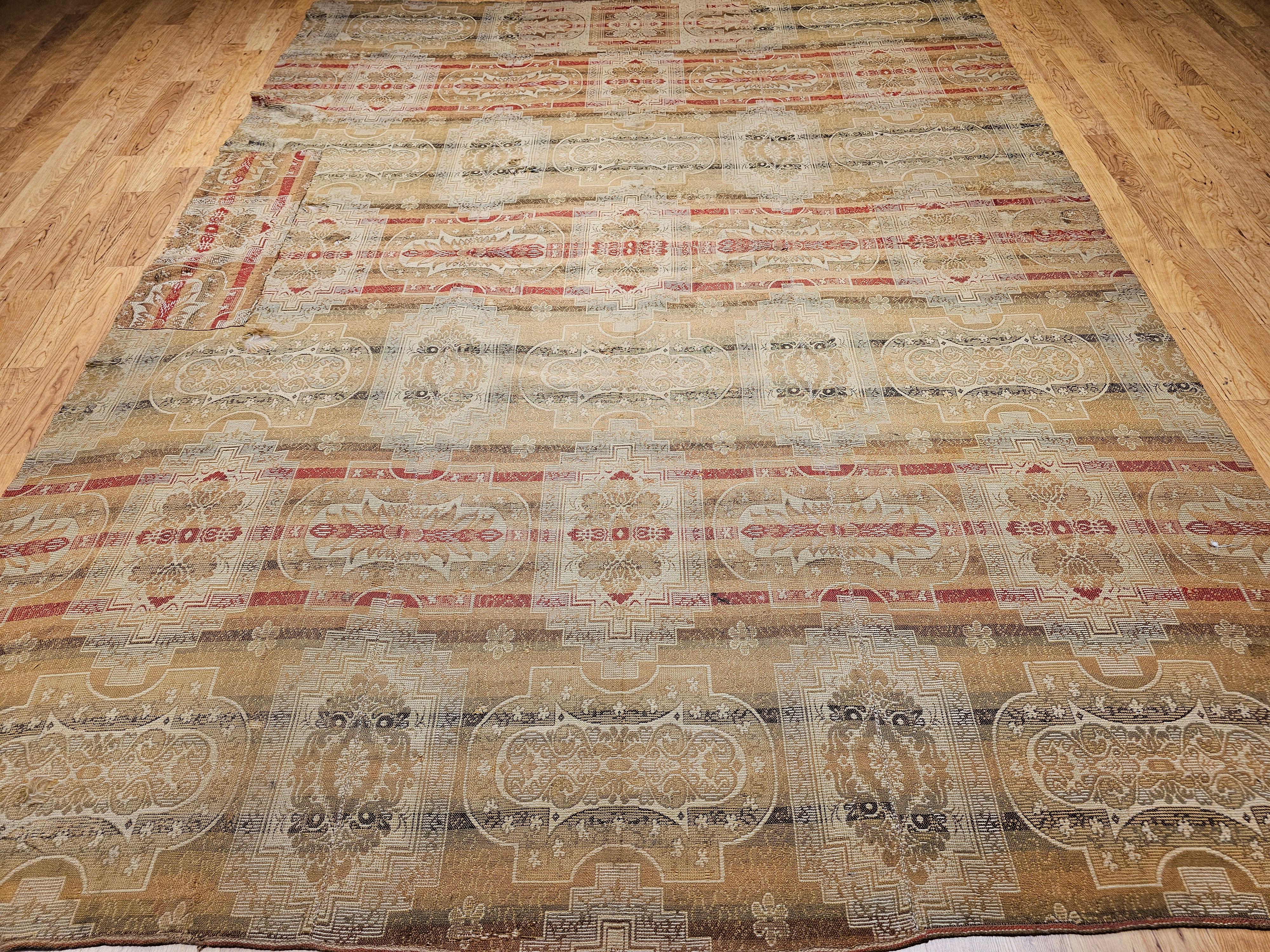 Français Tapis géométrique européen continental du 19e siècle en rouge, tan et ivoire en vente