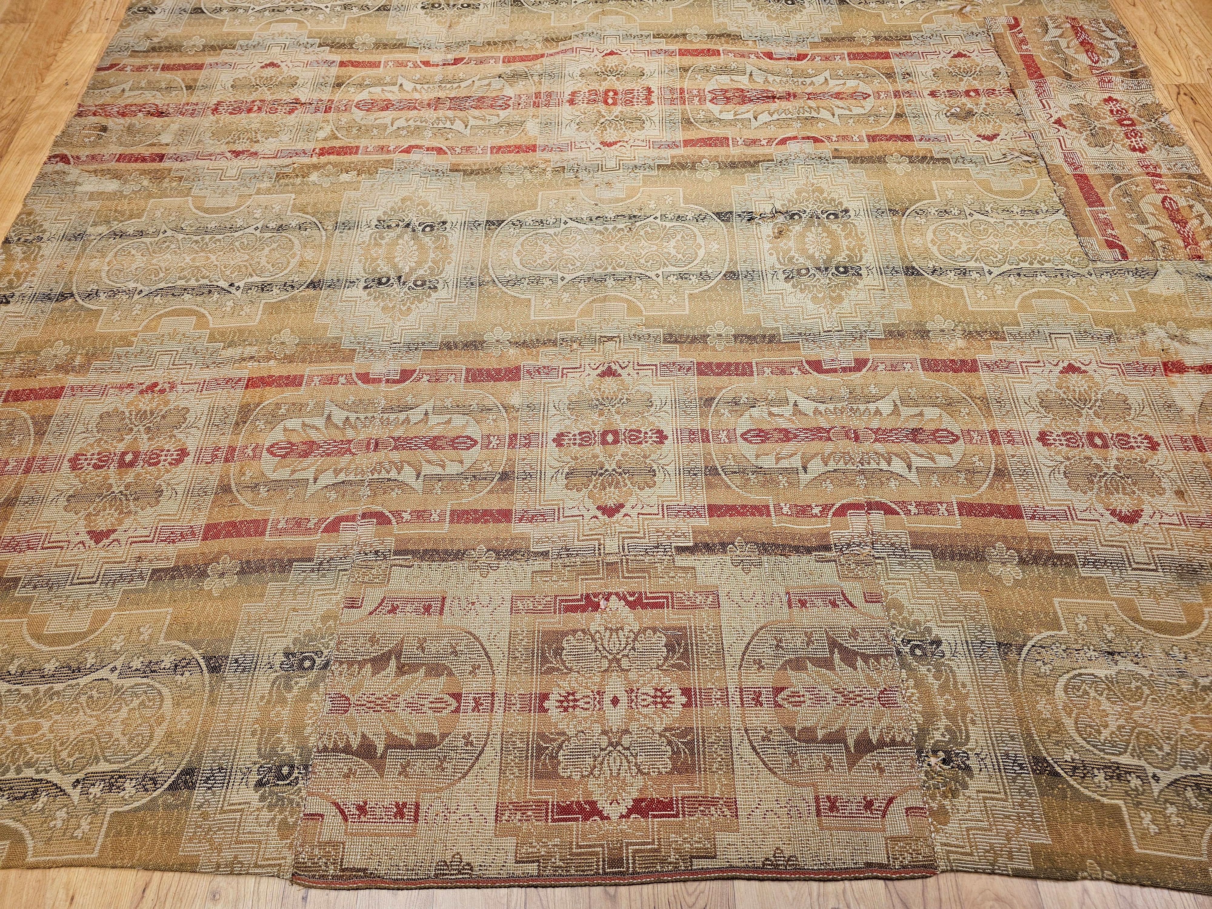 Tissé à la main Tapis géométrique européen continental du 19e siècle en rouge, tan et ivoire en vente