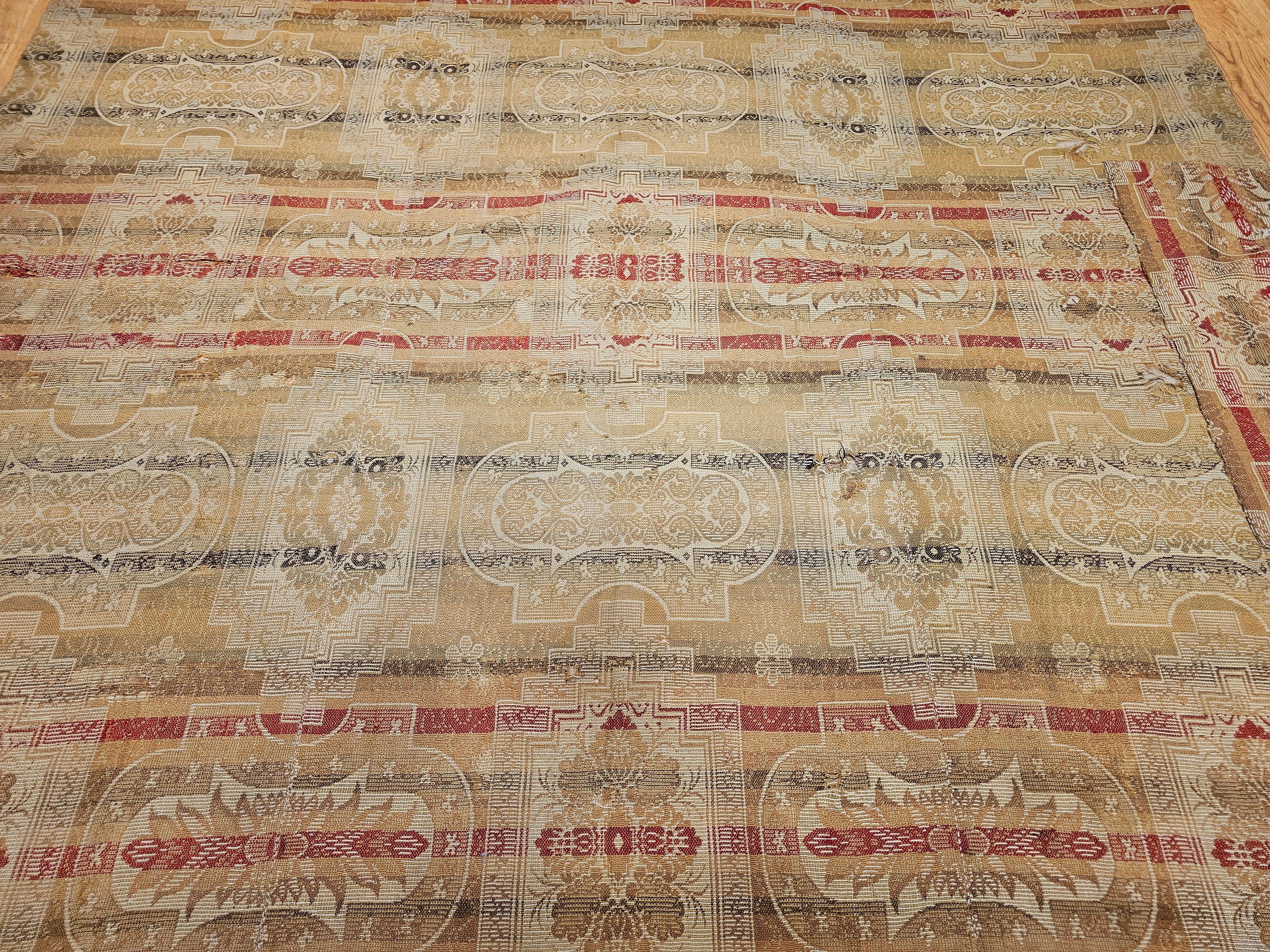 Tapis géométrique européen continental du 19e siècle en rouge, tan et ivoire État moyen - En vente à Barrington, IL