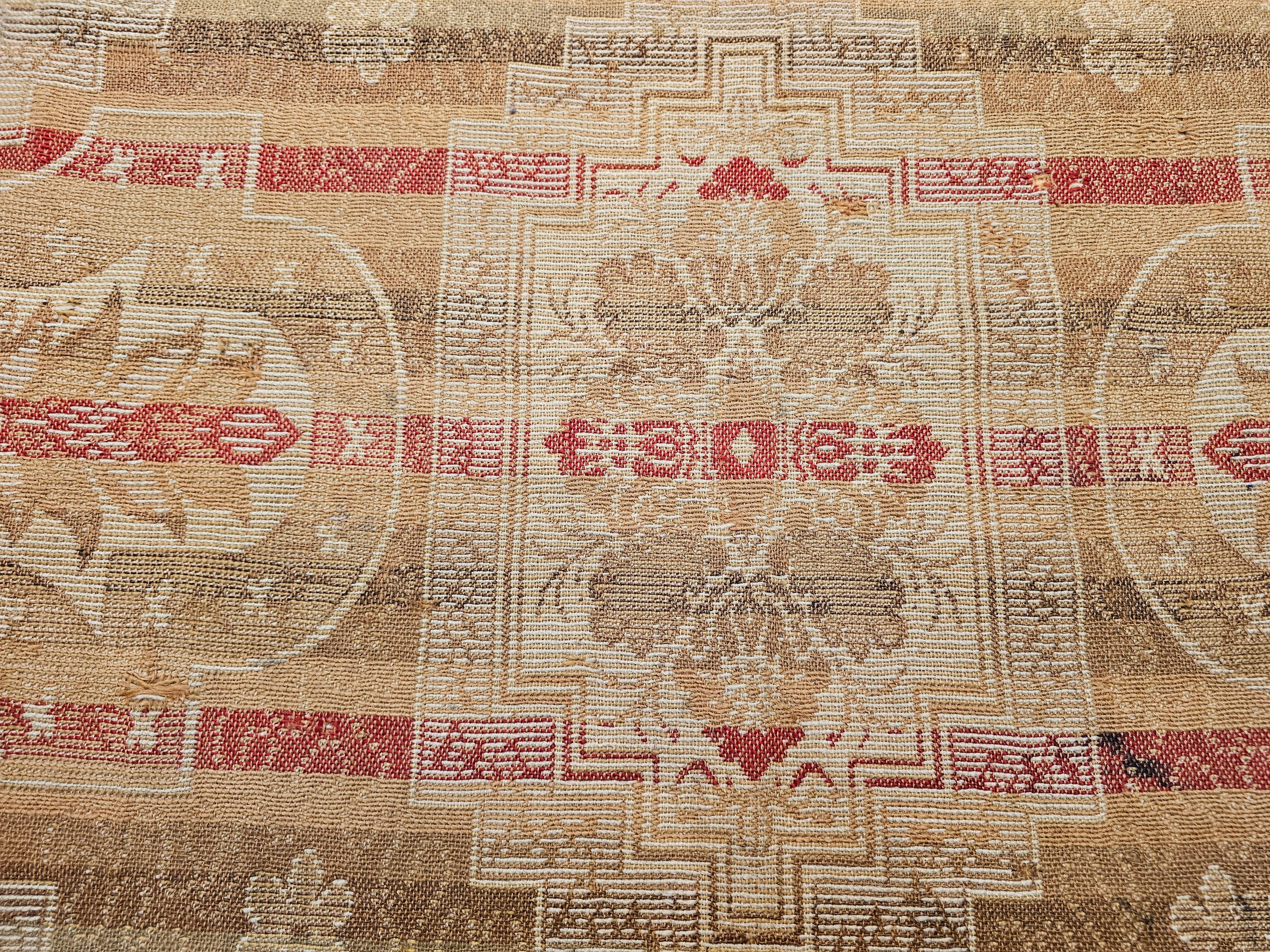 Tapis géométrique européen continental du 19e siècle en rouge, tan et ivoire en vente 1