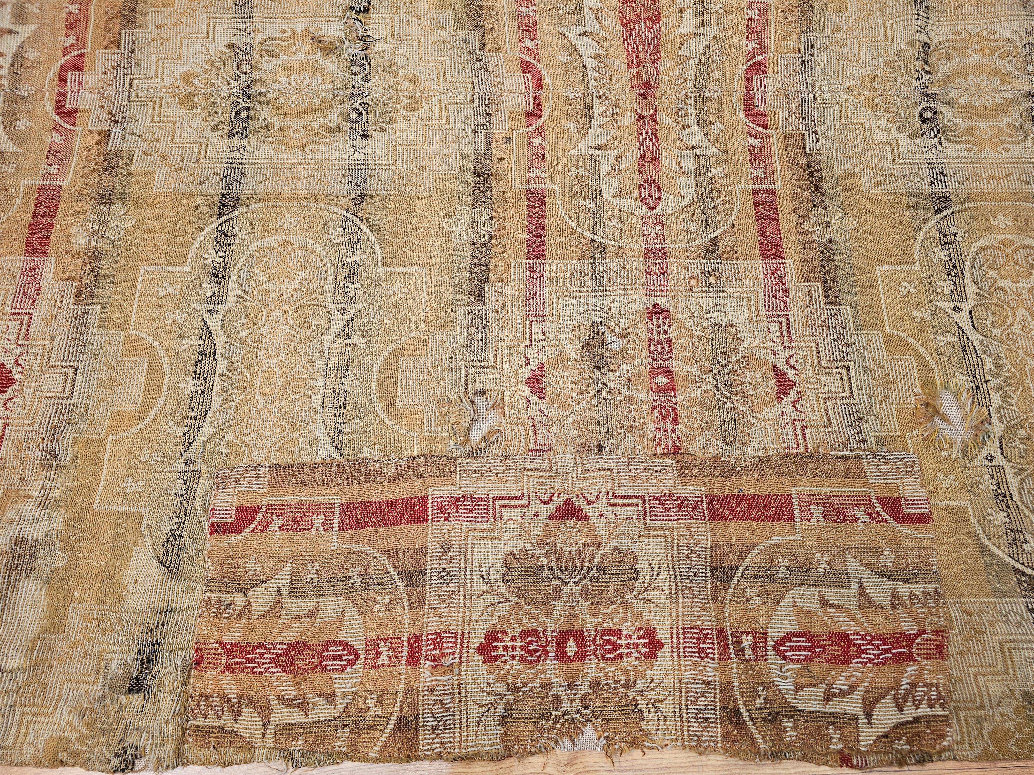 Tapis géométrique européen continental du 19e siècle en rouge, tan et ivoire en vente 2