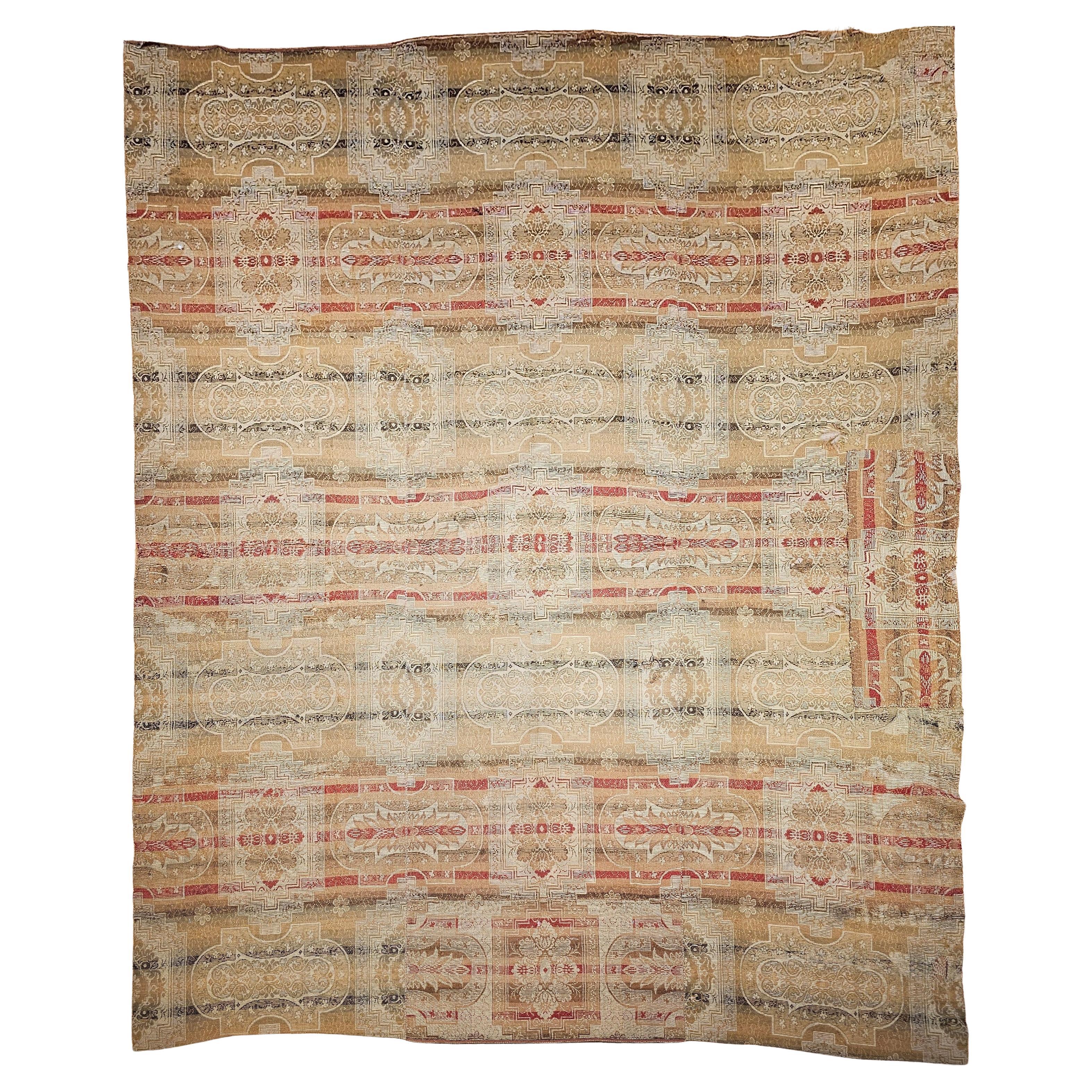 Tapis géométrique européen continental du 19e siècle en rouge, tan et ivoire en vente