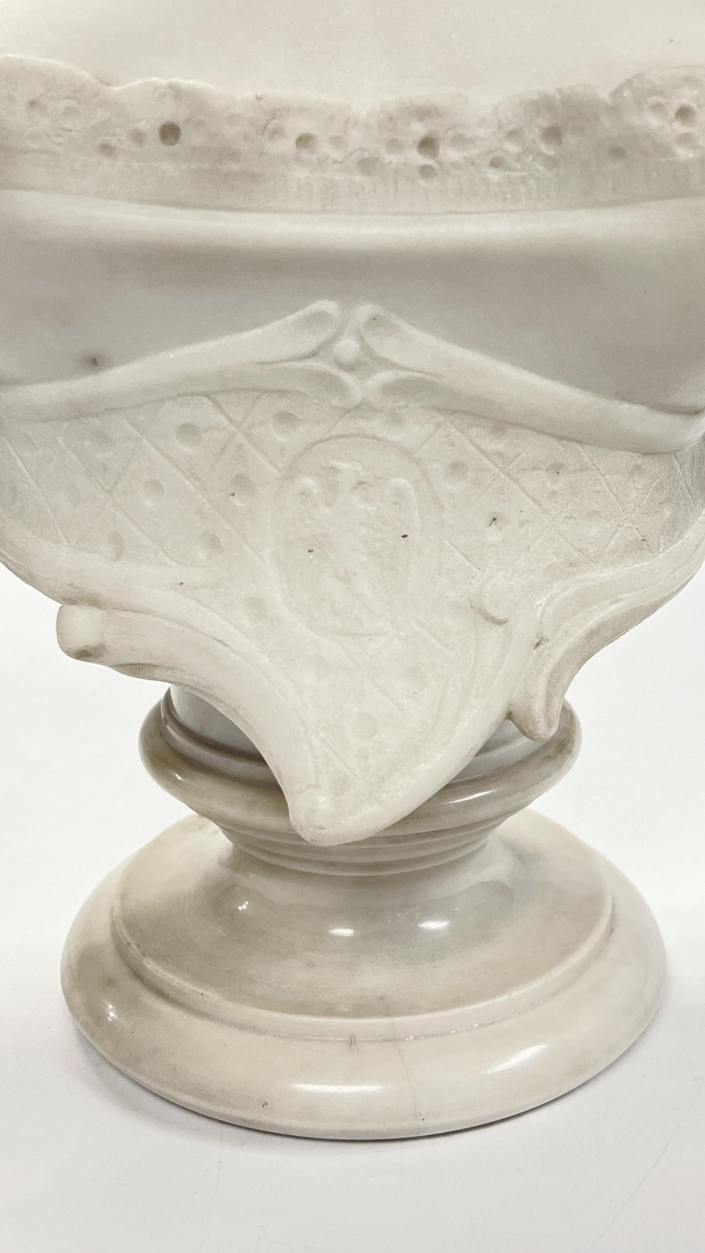 19th Century Continental Female Bust Sculpture in White Marble For Sale 5