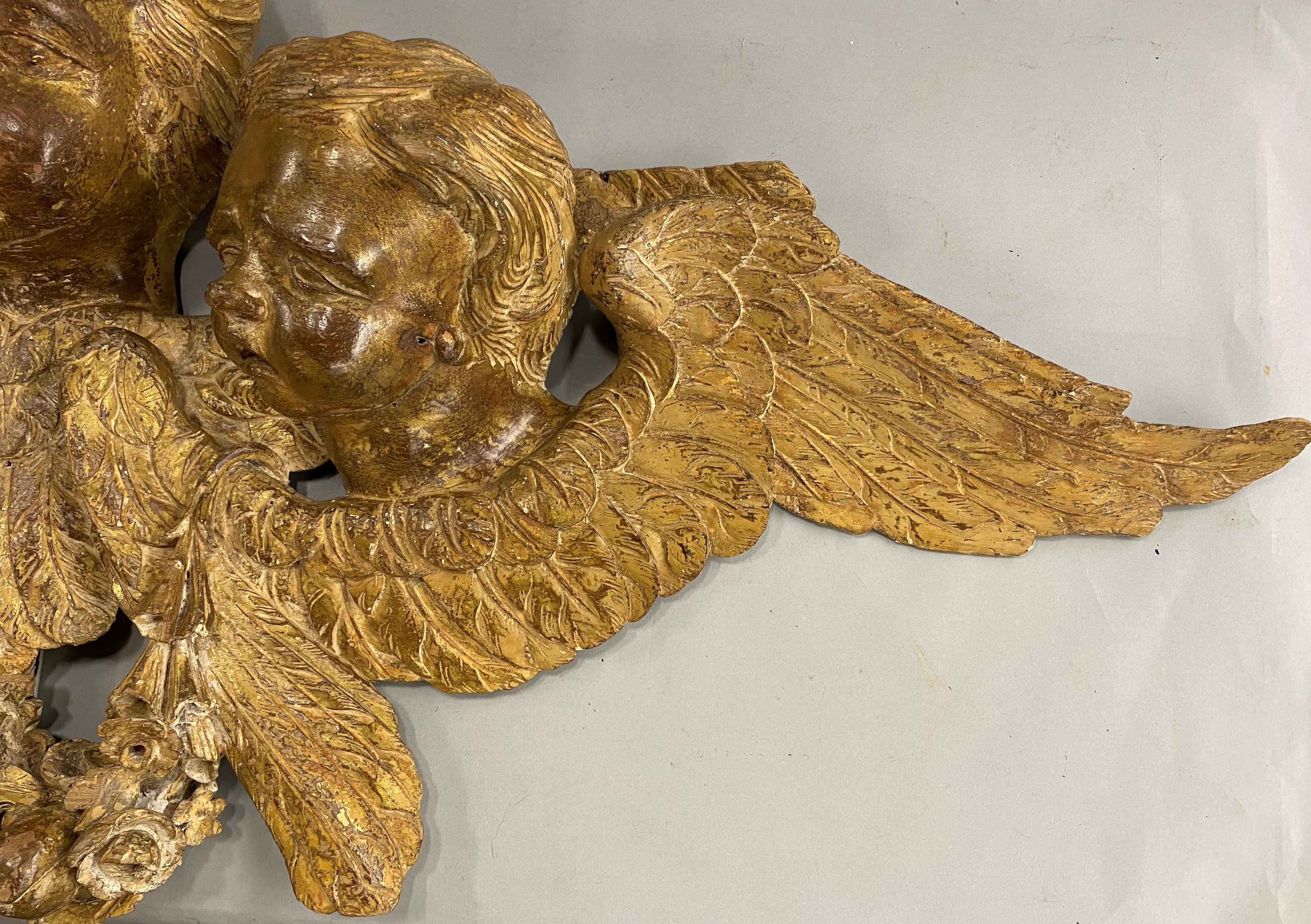 Kontinentale Gruppe von drei geschnitzten Cherubs aus vergoldetem Holz aus dem 19. Jahrhundert (Handgeschnitzt) im Angebot