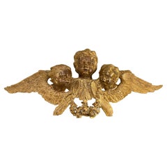 Groupe de trois chérubins en bois doré sculpté du XIXe siècle