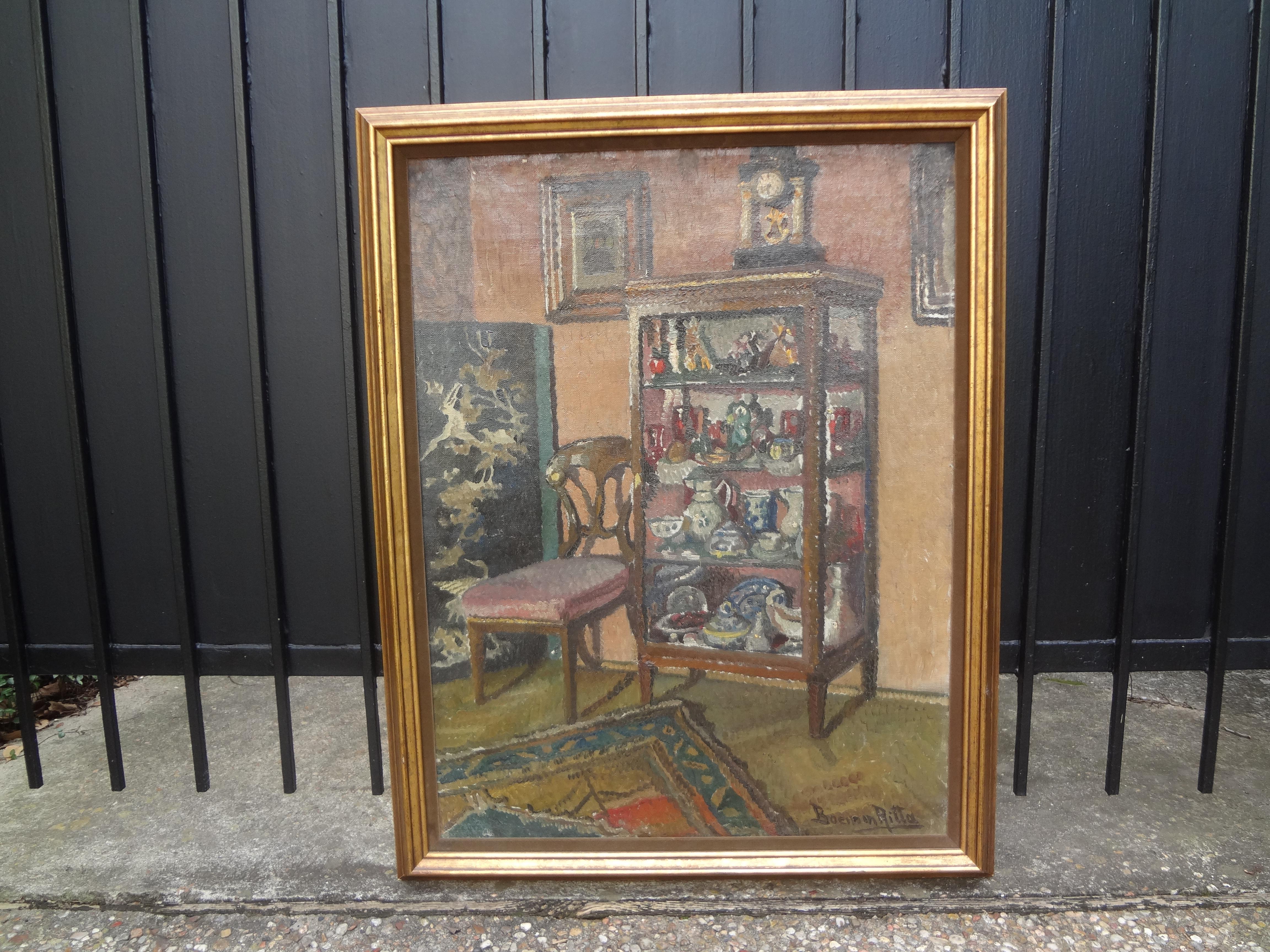 huile sur toile de Ritta Boemm, scène d'intérieur continentale du 19ème siècle. Cette charmante photo d'intérieur représente une pièce avec une chaise, un tapis persan et une vitrine contenant une collection surmontée d'une horloge.
Ritta Boemm