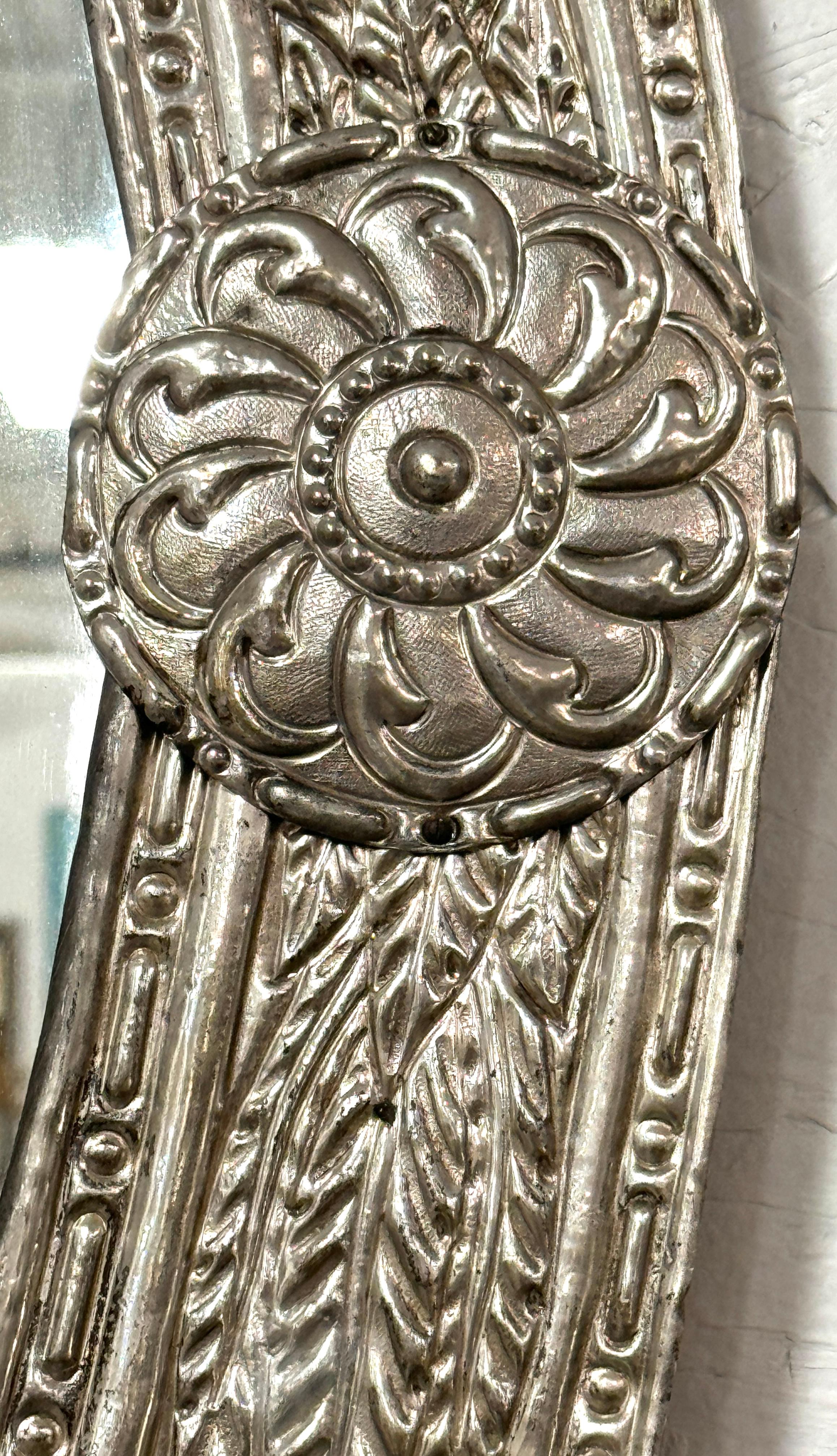 Specchio neoclassico continentale del XIX secolo in argento e rame a nastro in vendita 3