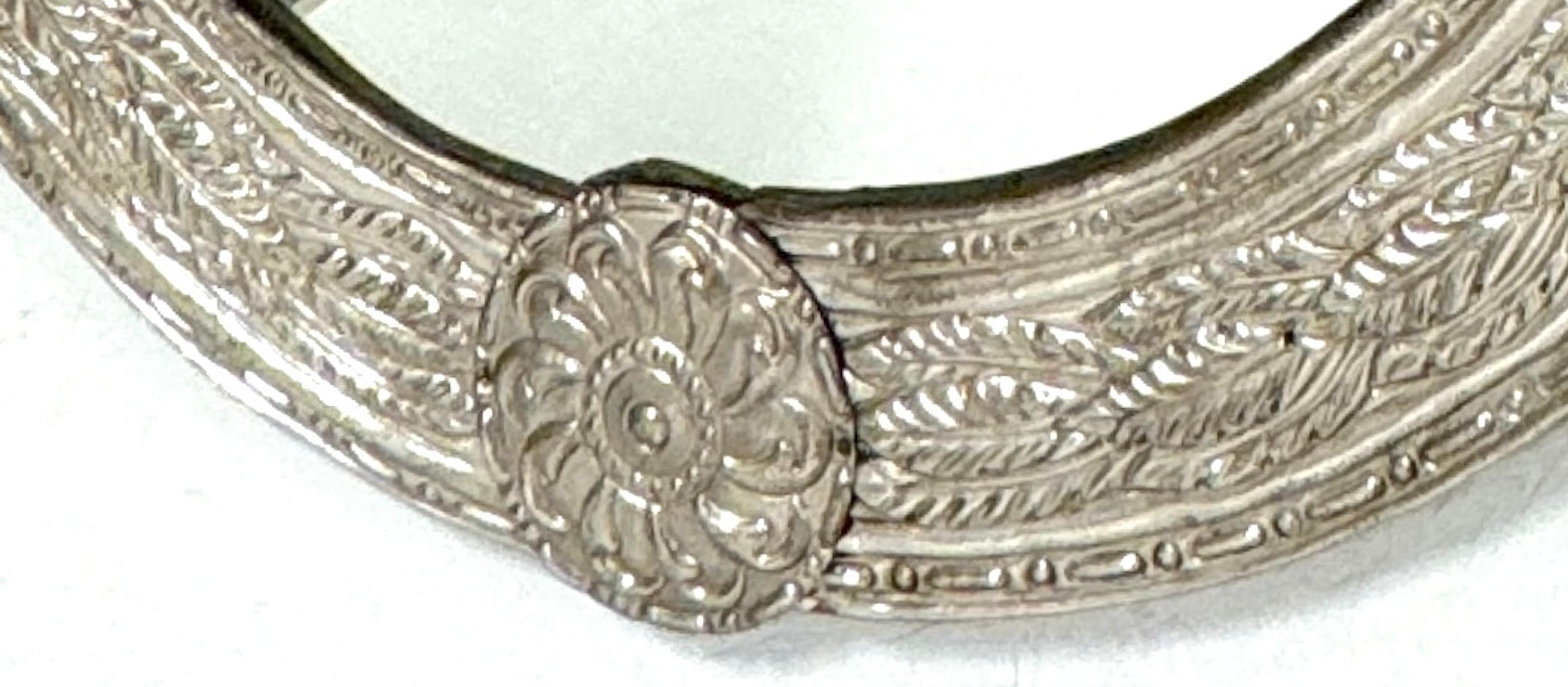Specchio neoclassico continentale del XIX secolo in argento e rame a nastro in vendita 4