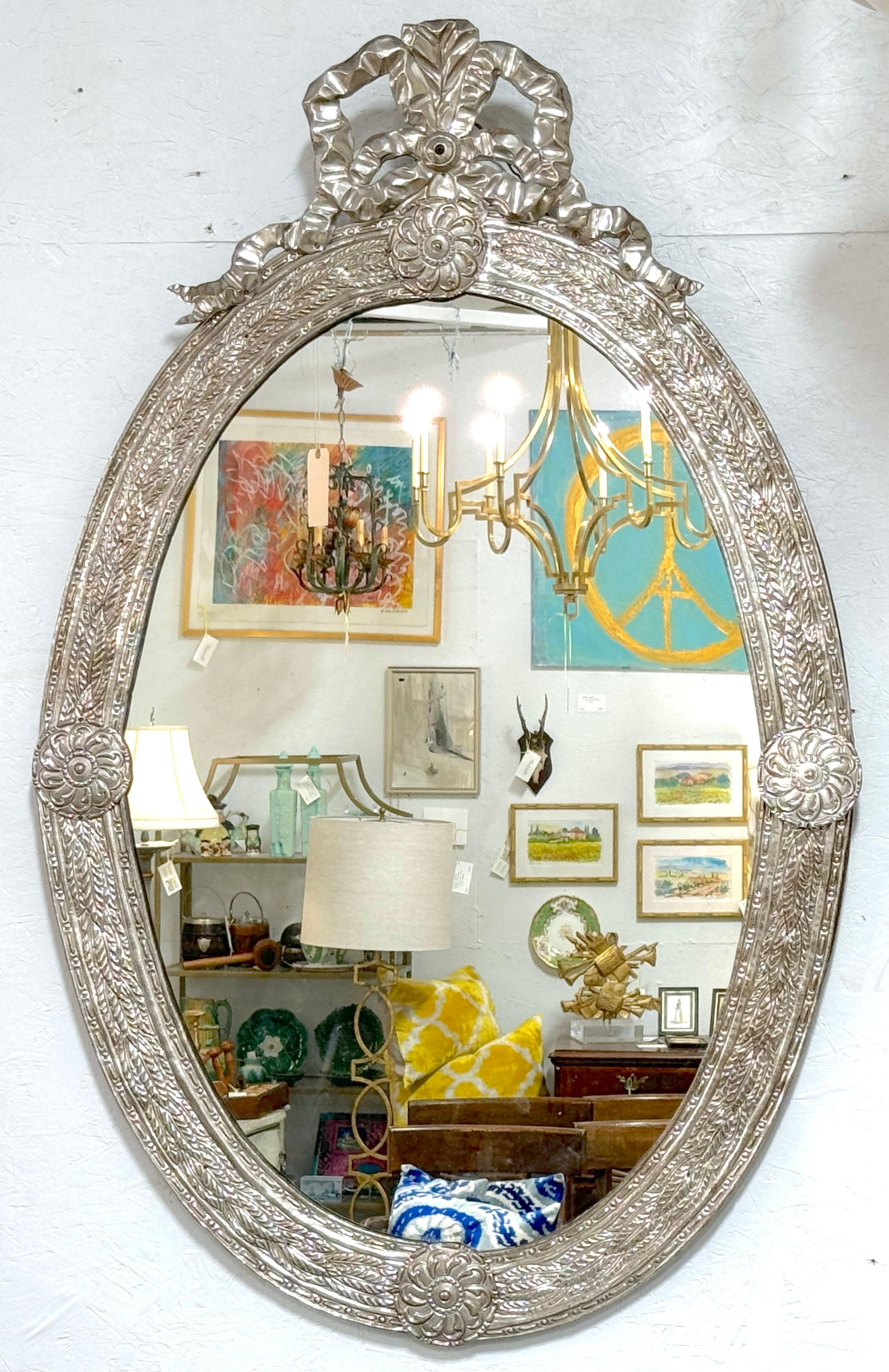 Specchio neoclassico continentale del XIX secolo in argento su nastro di rame 
Europeo, XIX secolo 

Questo magnifico specchio ovale neoclassico continentale del XIX secolo evidenzia la squisita maestria europea (olandese o francese) e l'eleganza