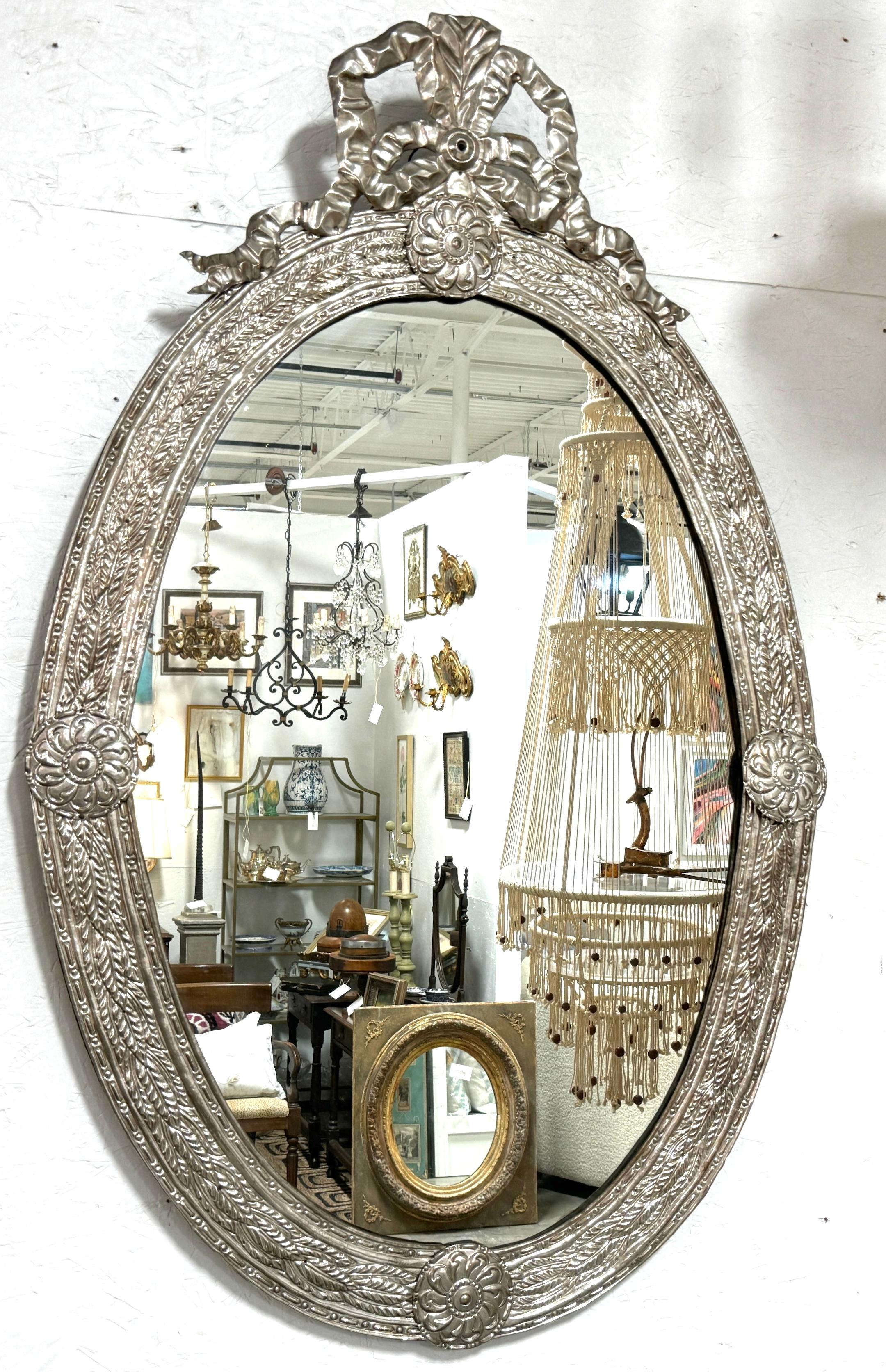 Neoclassico Specchio neoclassico continentale del XIX secolo in argento e rame a nastro in vendita