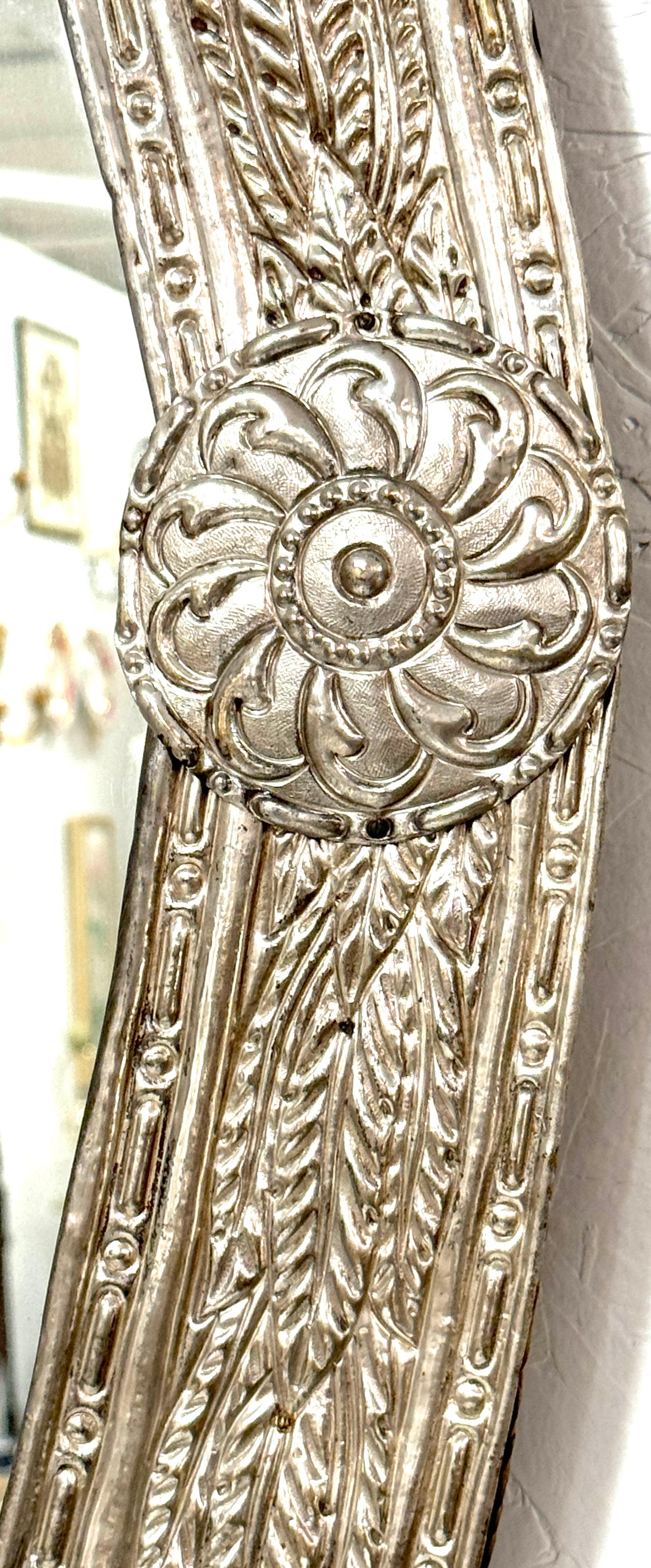 Specchio neoclassico continentale del XIX secolo in argento e rame a nastro In condizioni buone in vendita a West Palm Beach, FL