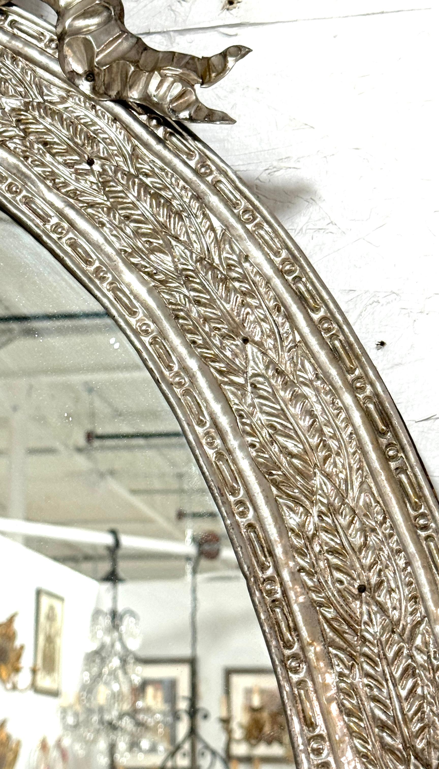 Specchio neoclassico continentale del XIX secolo in argento e rame a nastro in vendita 1