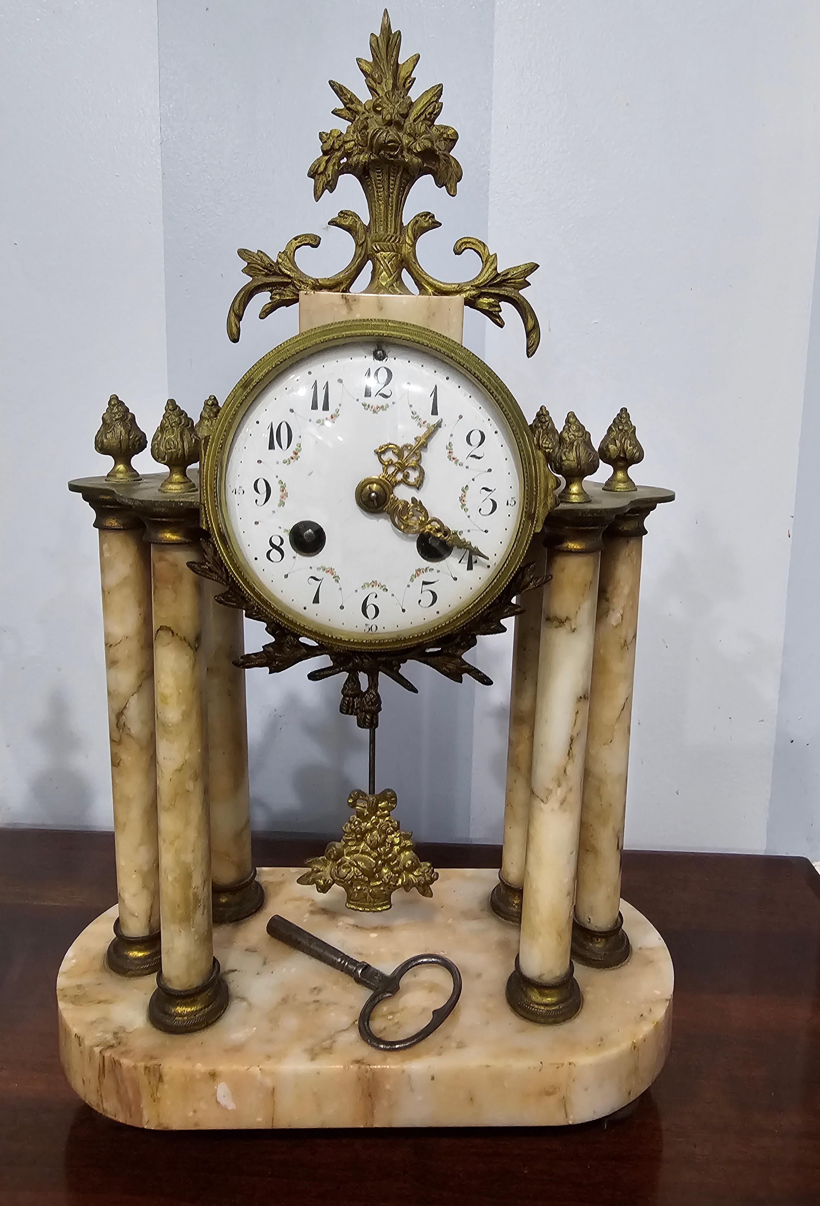 19. Jahrhundert Continental Neoklassischen Stil Messing und Marmor Uhr Garnitur Set (Sonstiges) im Angebot