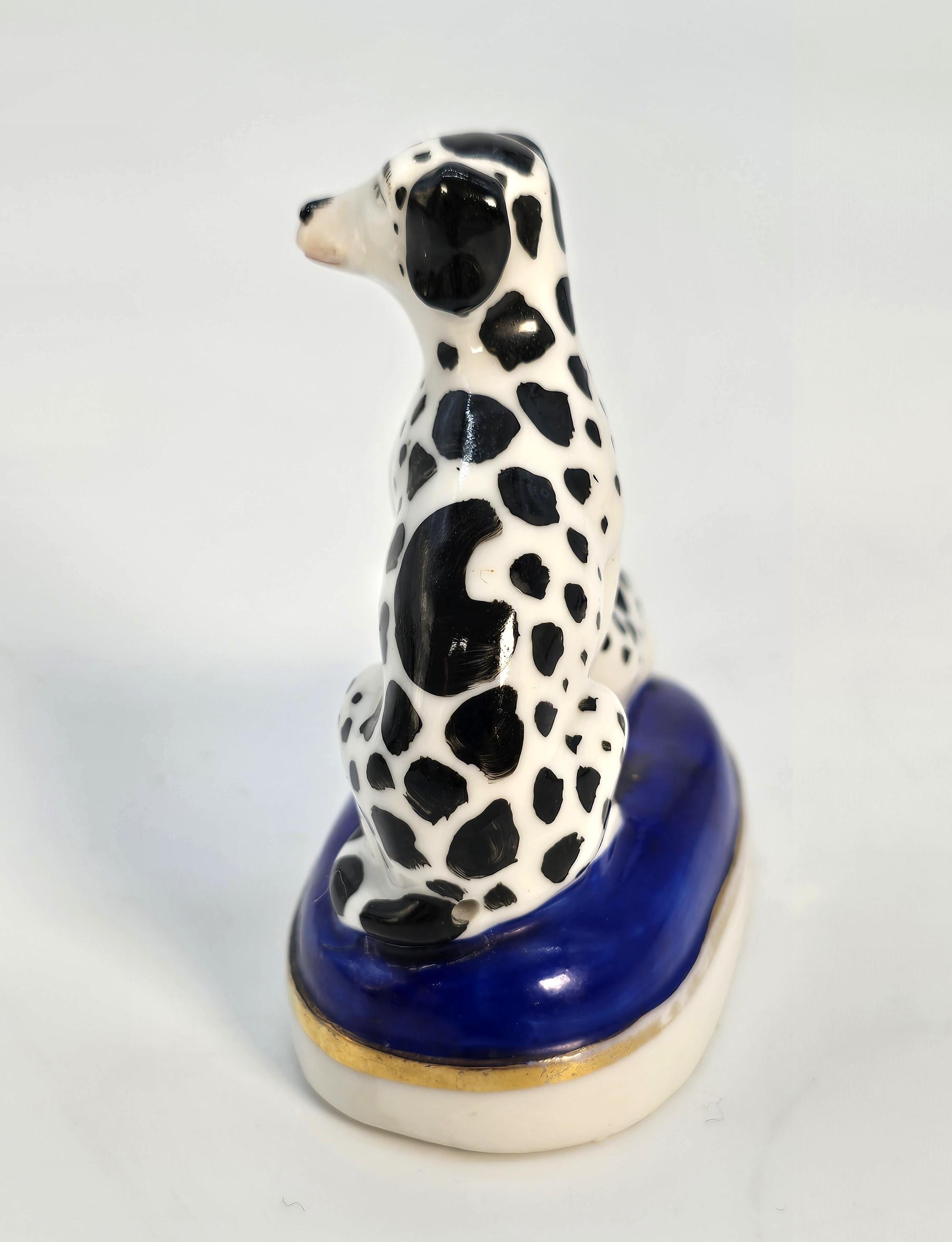 Paire de chiens miniatures en porcelaine peinte à la main, A.I.C., 19e siècle. en vente 3