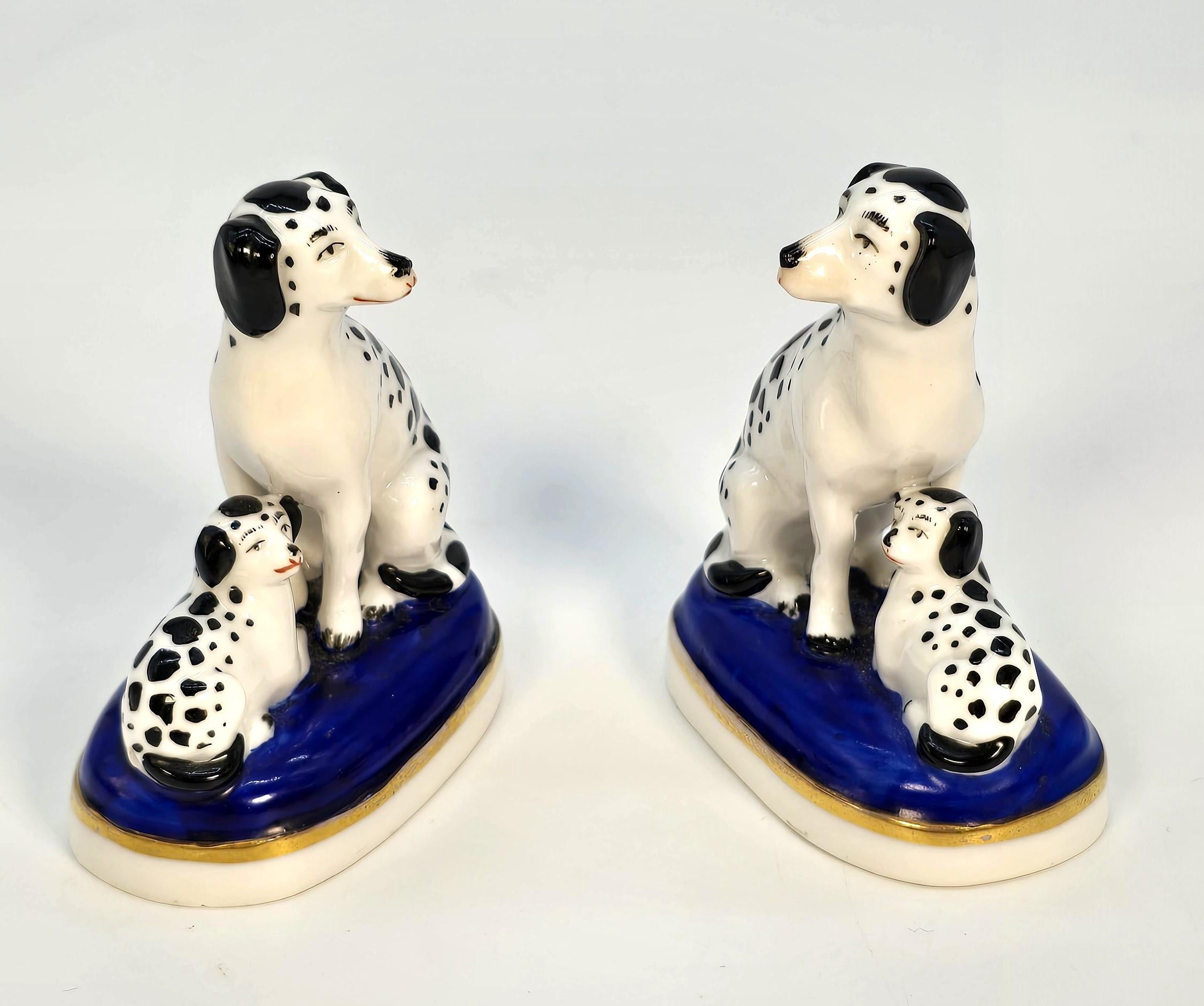 Ce couple très agréable de chiens miniatures blancs avec des marques noires est finement peint à la main avec de bons détails et une bonne expression. Elles représentent chacune un adulte et un chiot et la paire est gauchère et droitière pour la