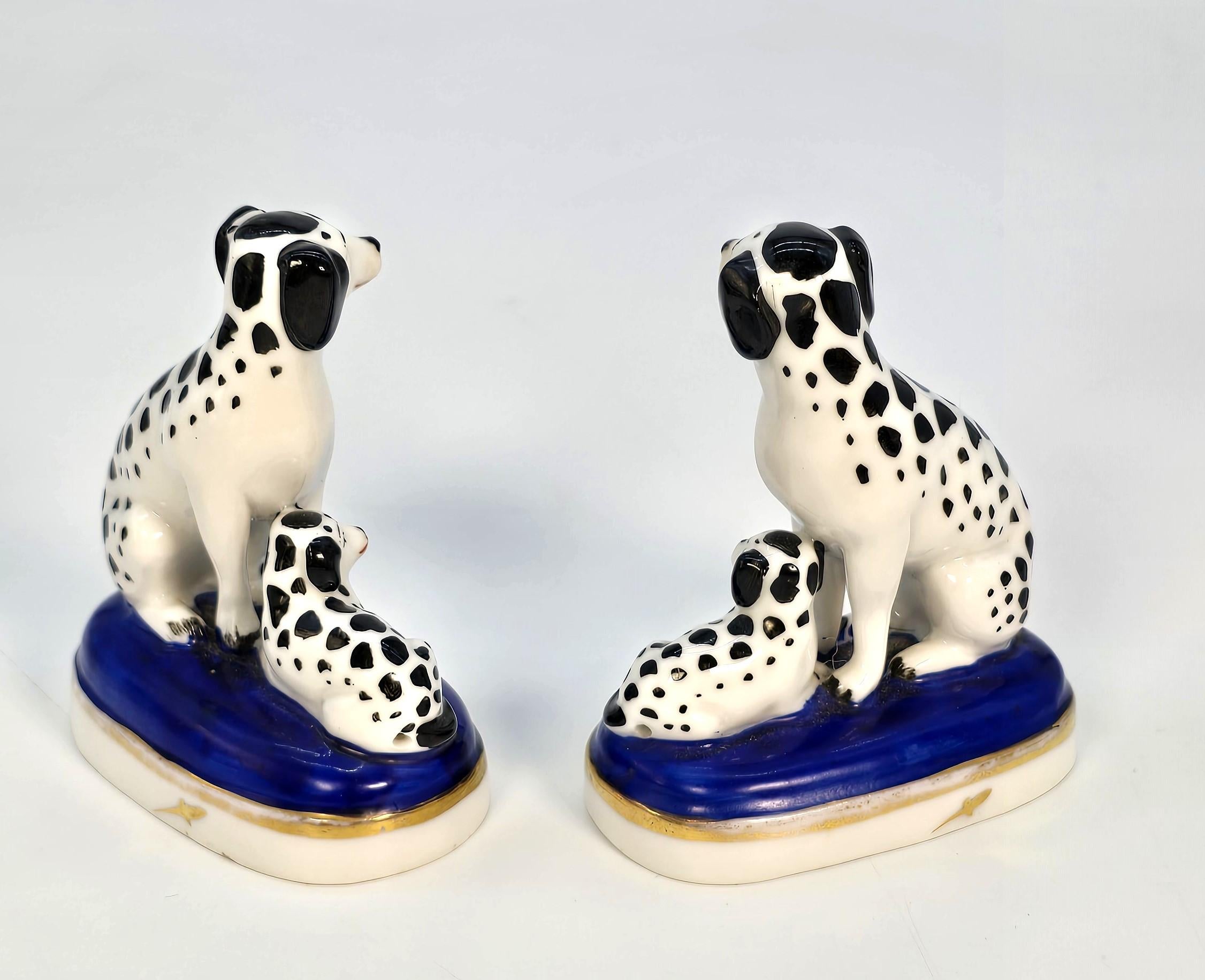 Autre Paire de chiens miniatures en porcelaine peinte à la main, A.I.C., 19e siècle. en vente