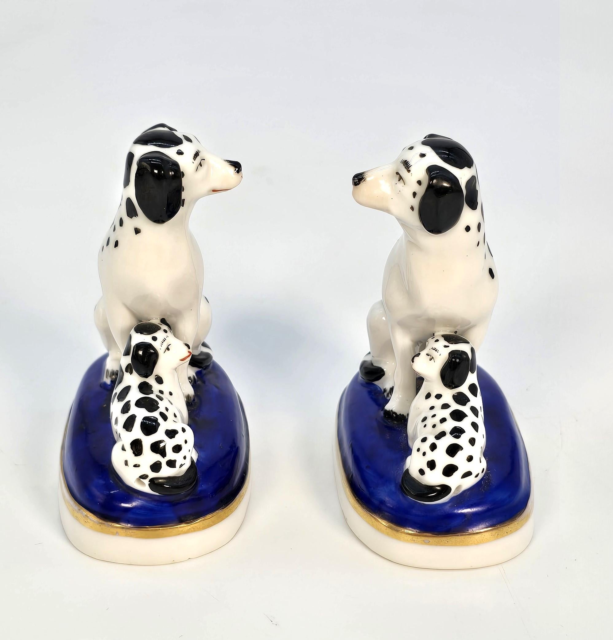 Européen Paire de chiens miniatures en porcelaine peinte à la main, A.I.C., 19e siècle. en vente