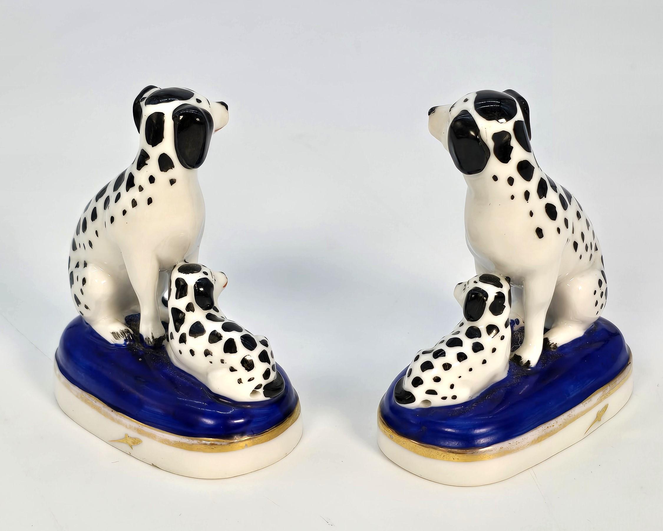 Peint à la main Paire de chiens miniatures en porcelaine peinte à la main, A.I.C., 19e siècle. en vente
