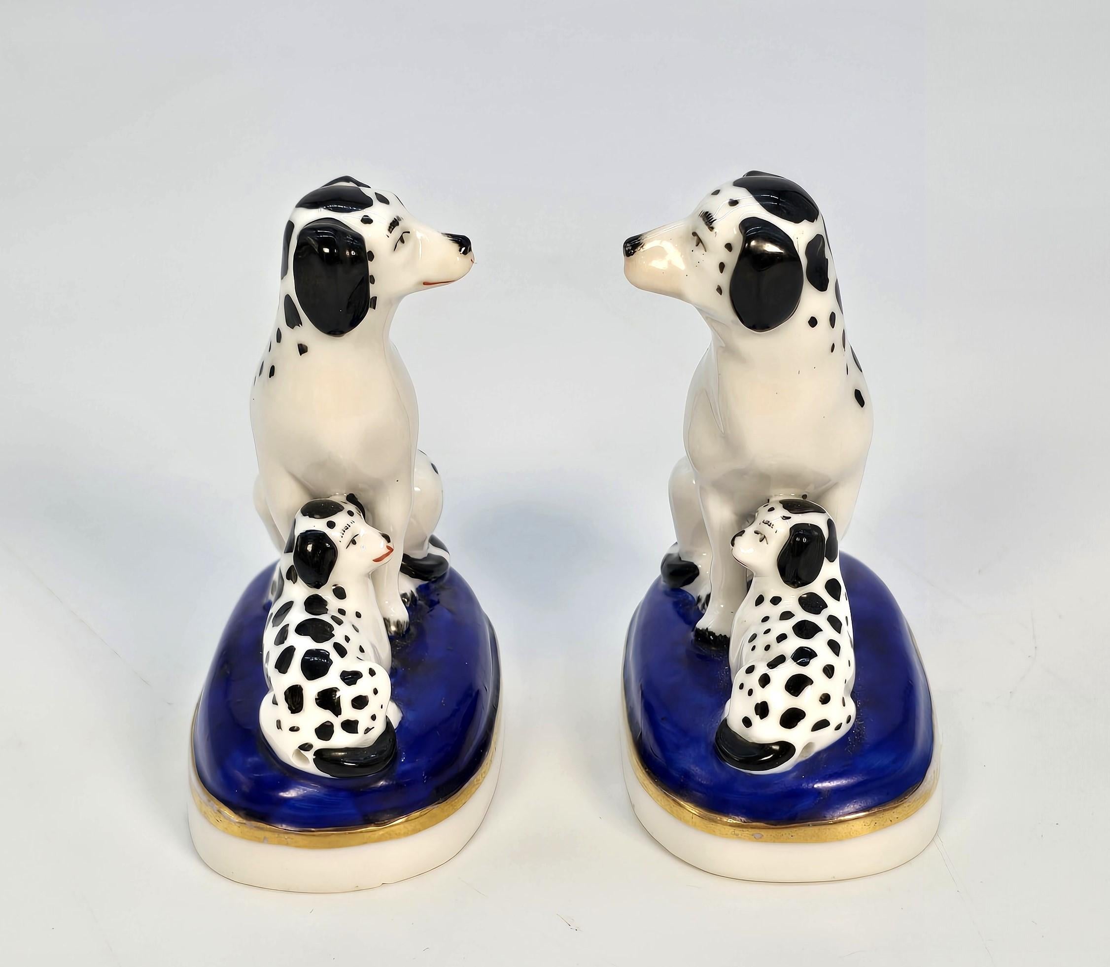 Paire de chiens miniatures en porcelaine peinte à la main, A.I.C., 19e siècle. Bon état - En vente à Central England, GB