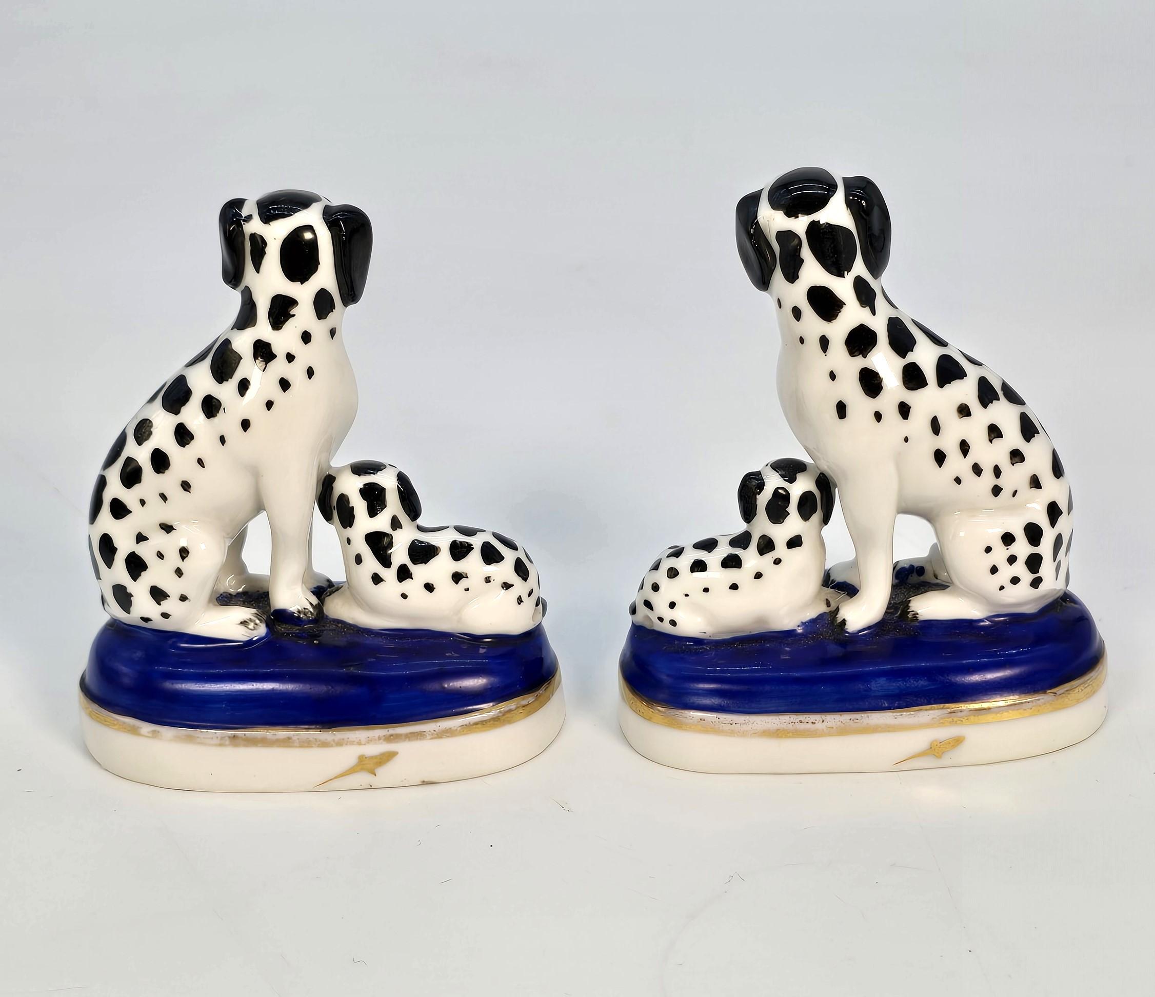 XIXe siècle Paire de chiens miniatures en porcelaine peinte à la main, A.I.C., 19e siècle. en vente