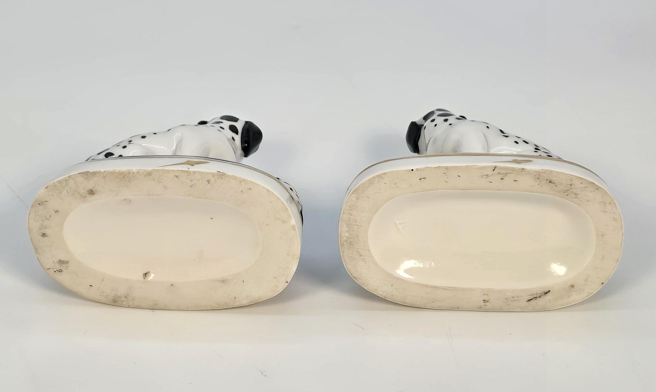 Porcelaine Paire de chiens miniatures en porcelaine peinte à la main, A.I.C., 19e siècle. en vente