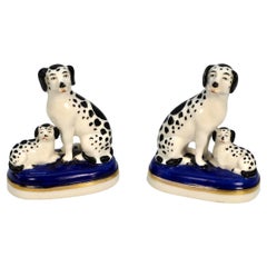 Paire de chiens miniatures en porcelaine peinte à la main, A.I.C., 19e siècle.