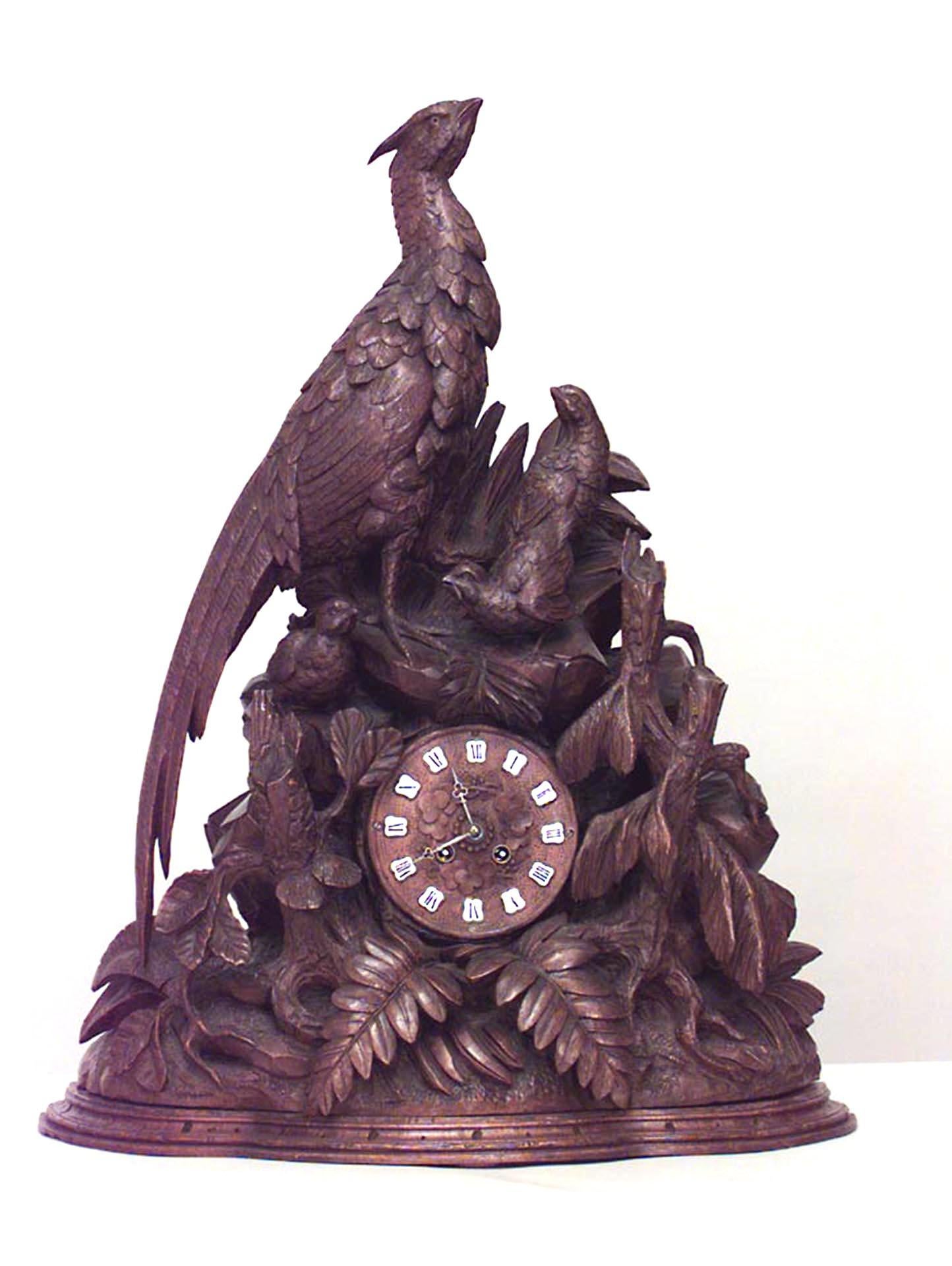 Horloge de cheminée rustique en noyer sculpté de la Forêt-Noire (19e siècle) avec un grand oiseau et plusieurs petits poussins dans un environnement floral. (Ne fonctionne pas)
