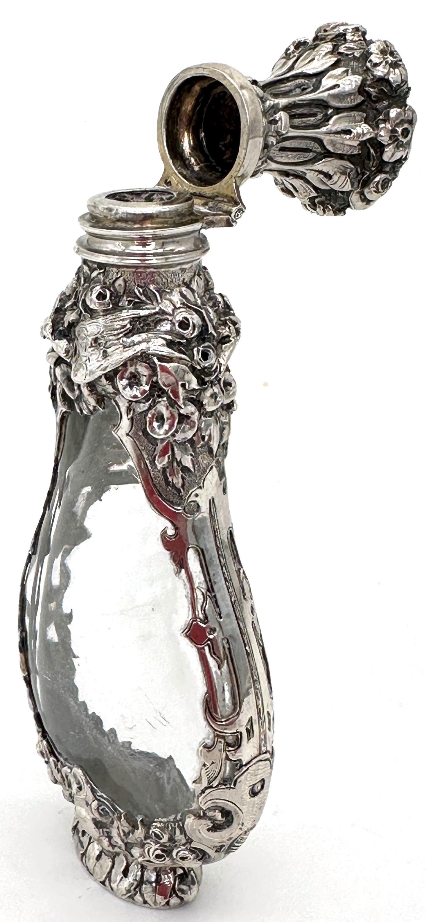 siglo XIX  Frasco de perfume continental de plata de ley y cristal de roca en venta 5