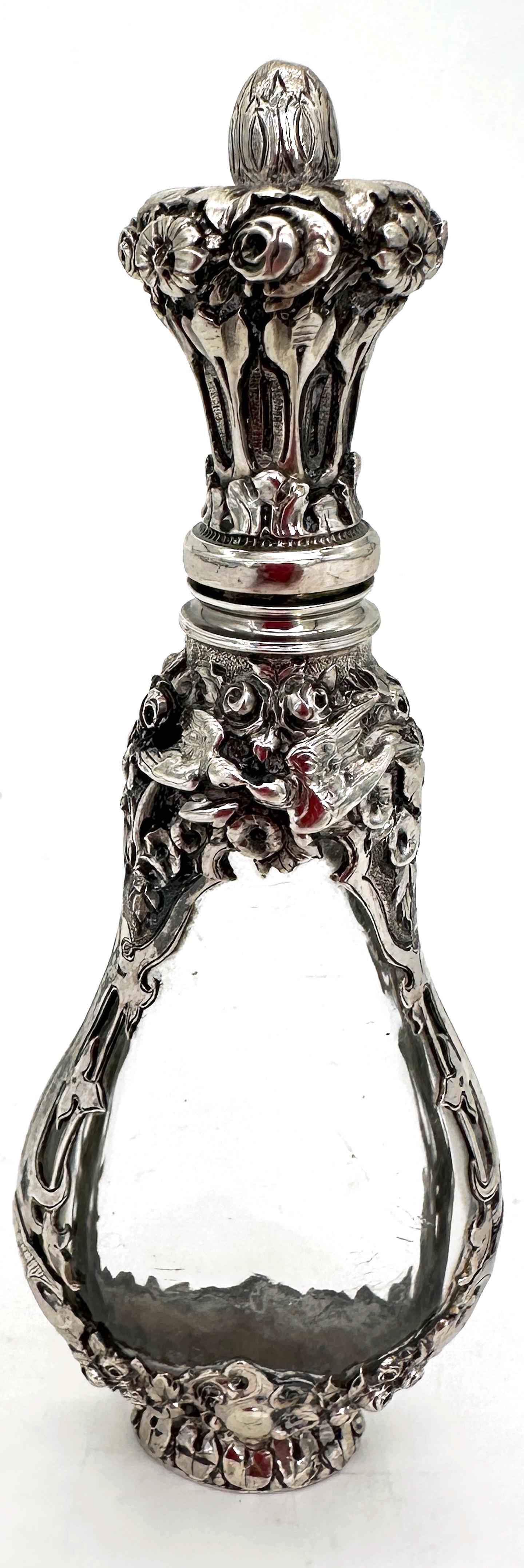 Frasco de perfume continental del siglo XIX de plata de ley y cristal de roca con motivo de tortolitos

Frasco de perfume continental del siglo XIX, romántico y finamente elaborado, con cuerpo de cristal de roca transparente tallado a mano y montura