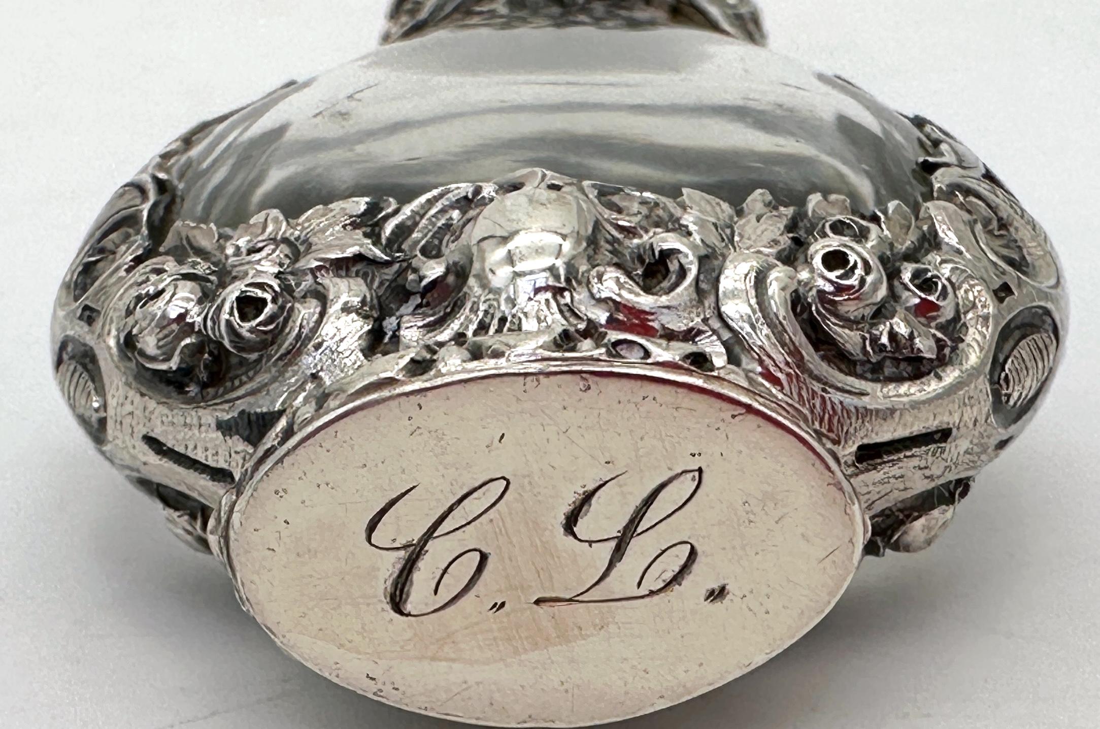 siglo XIX  Frasco de perfume continental de plata de ley y cristal de roca en venta 2