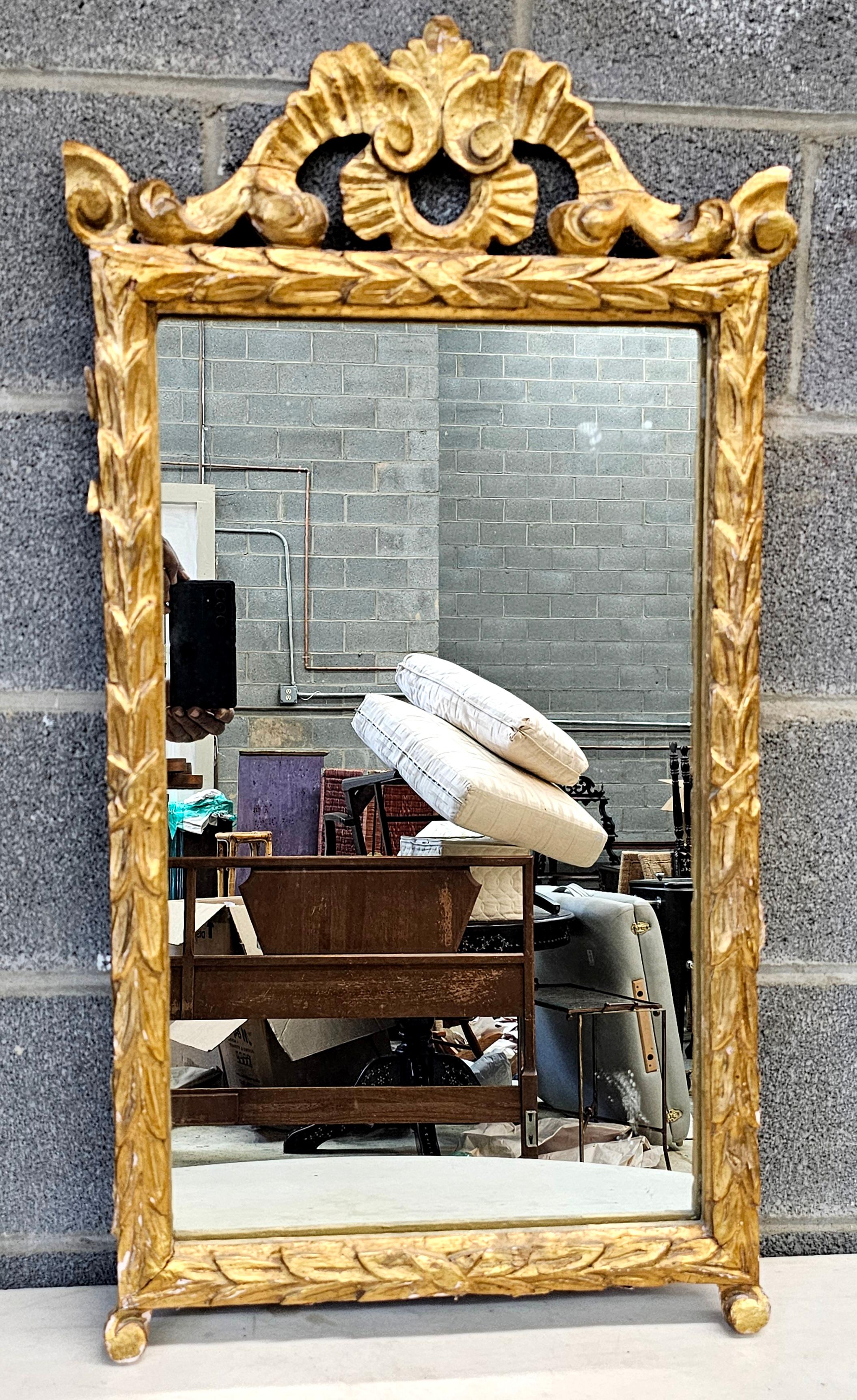 Miroir mural en bois doré de style continental du XIXe siècle.  Mesure 19