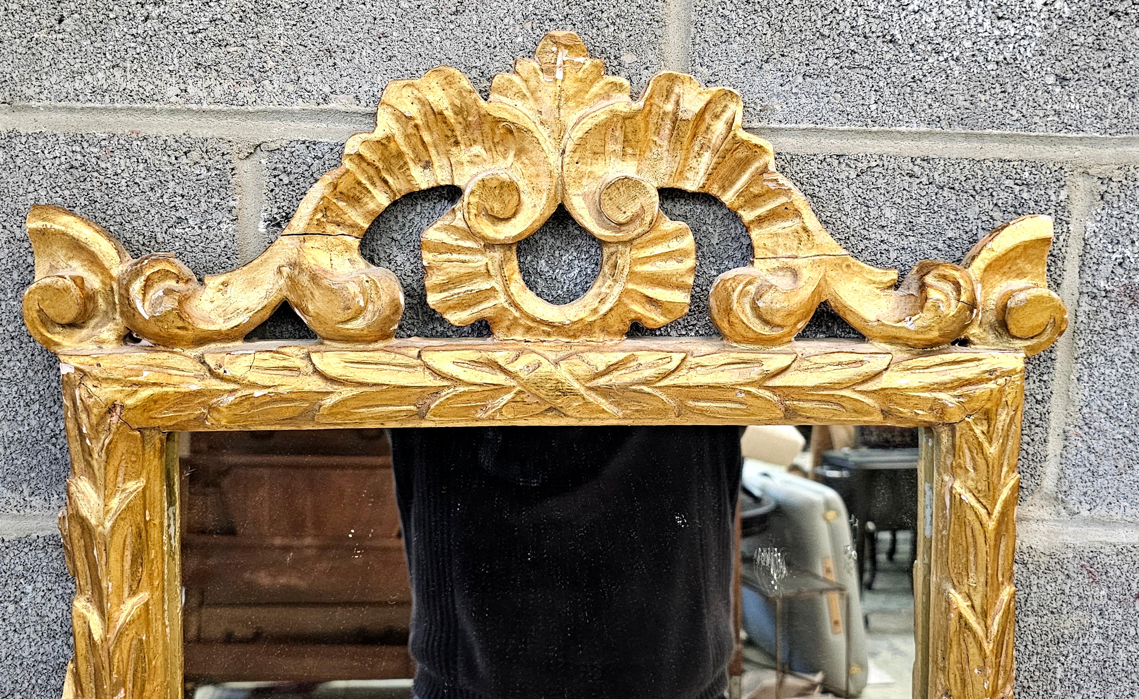 Fédéral Miroir mural en bois doré de style continental du 19e siècle en vente