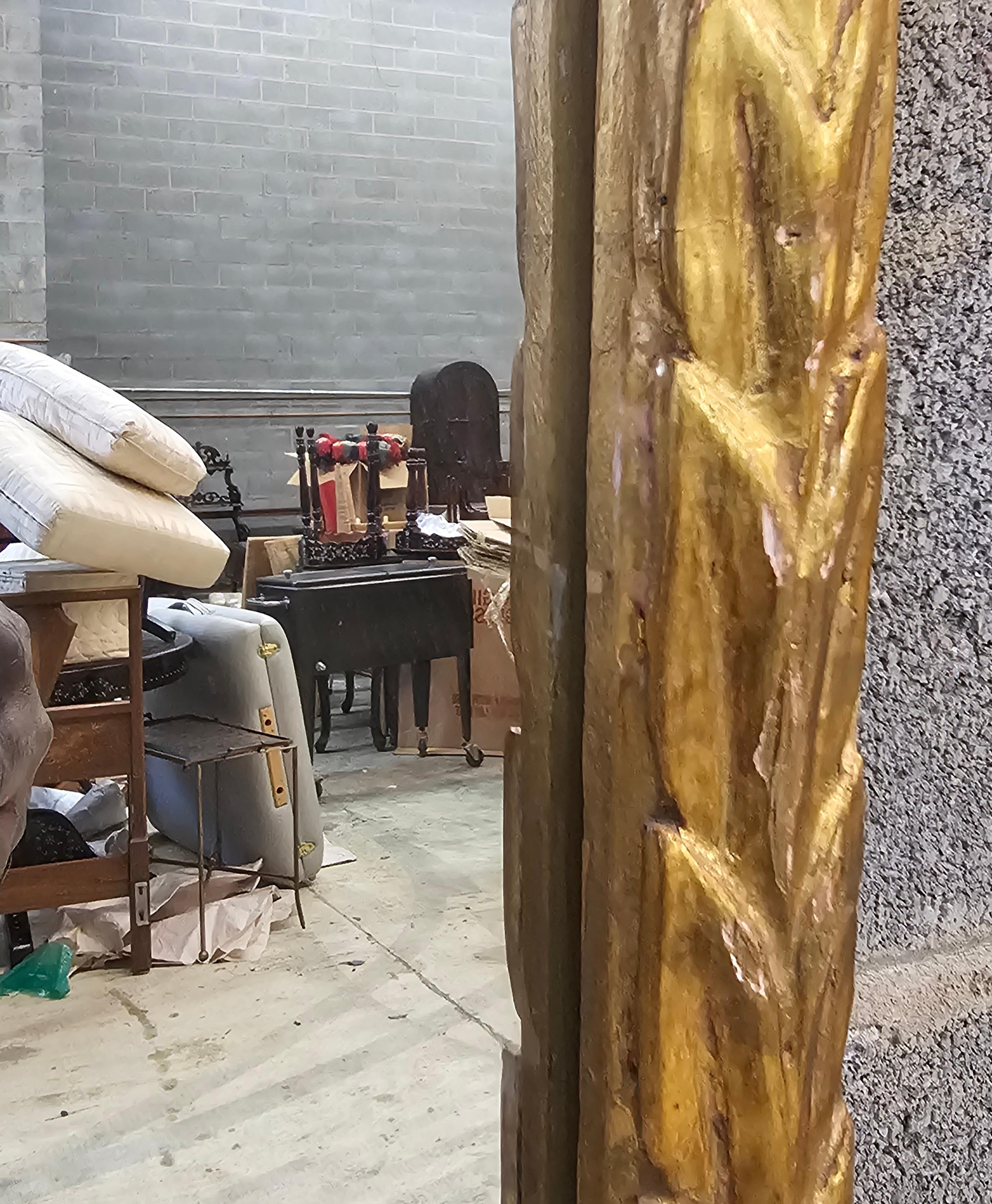 Miroir mural en bois doré de style continental du 19e siècle Bon état - En vente à Germantown, MD