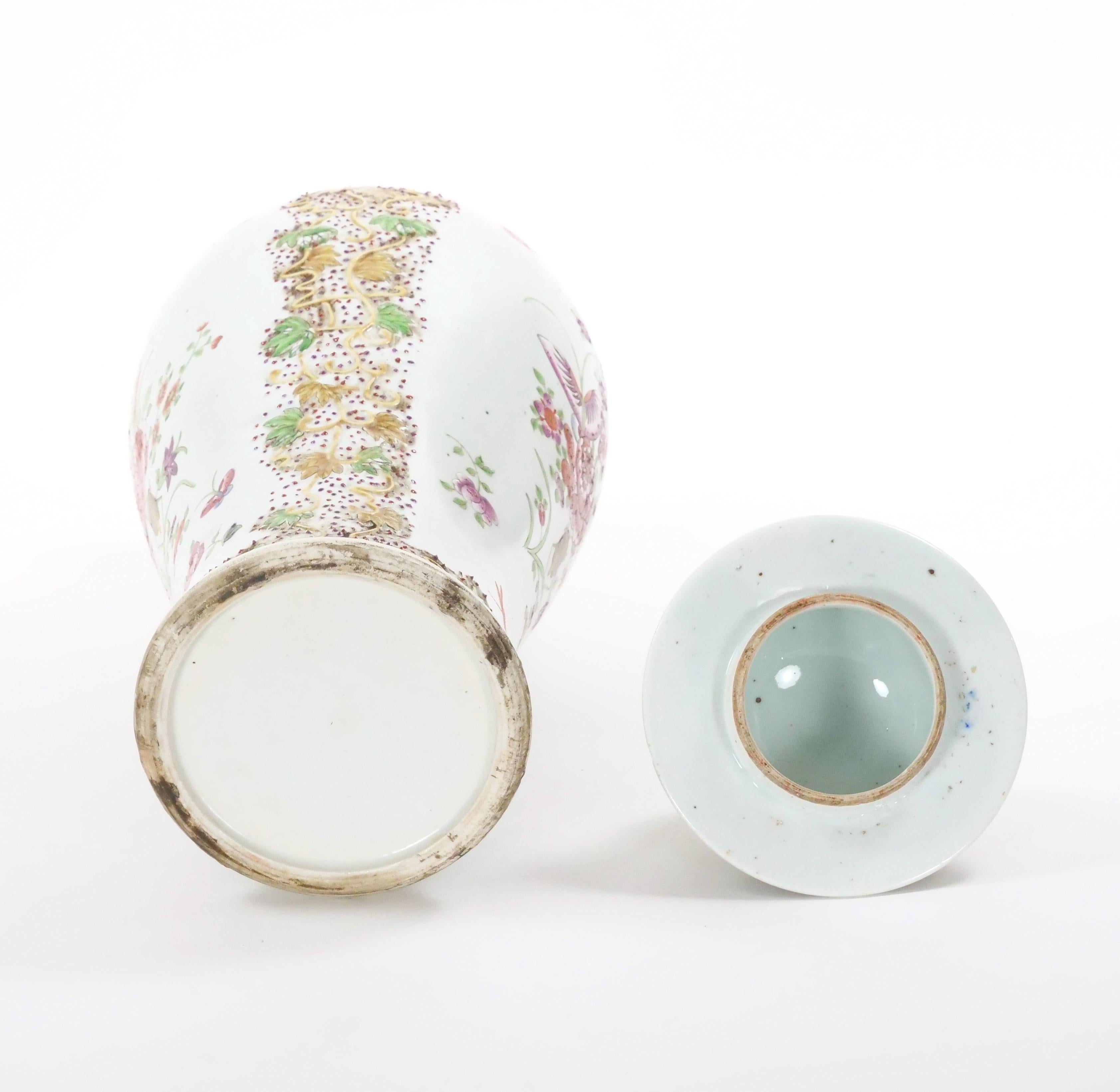 Urne décorative couverte de style continental du 19e siècle, décorée à la main en vente 4