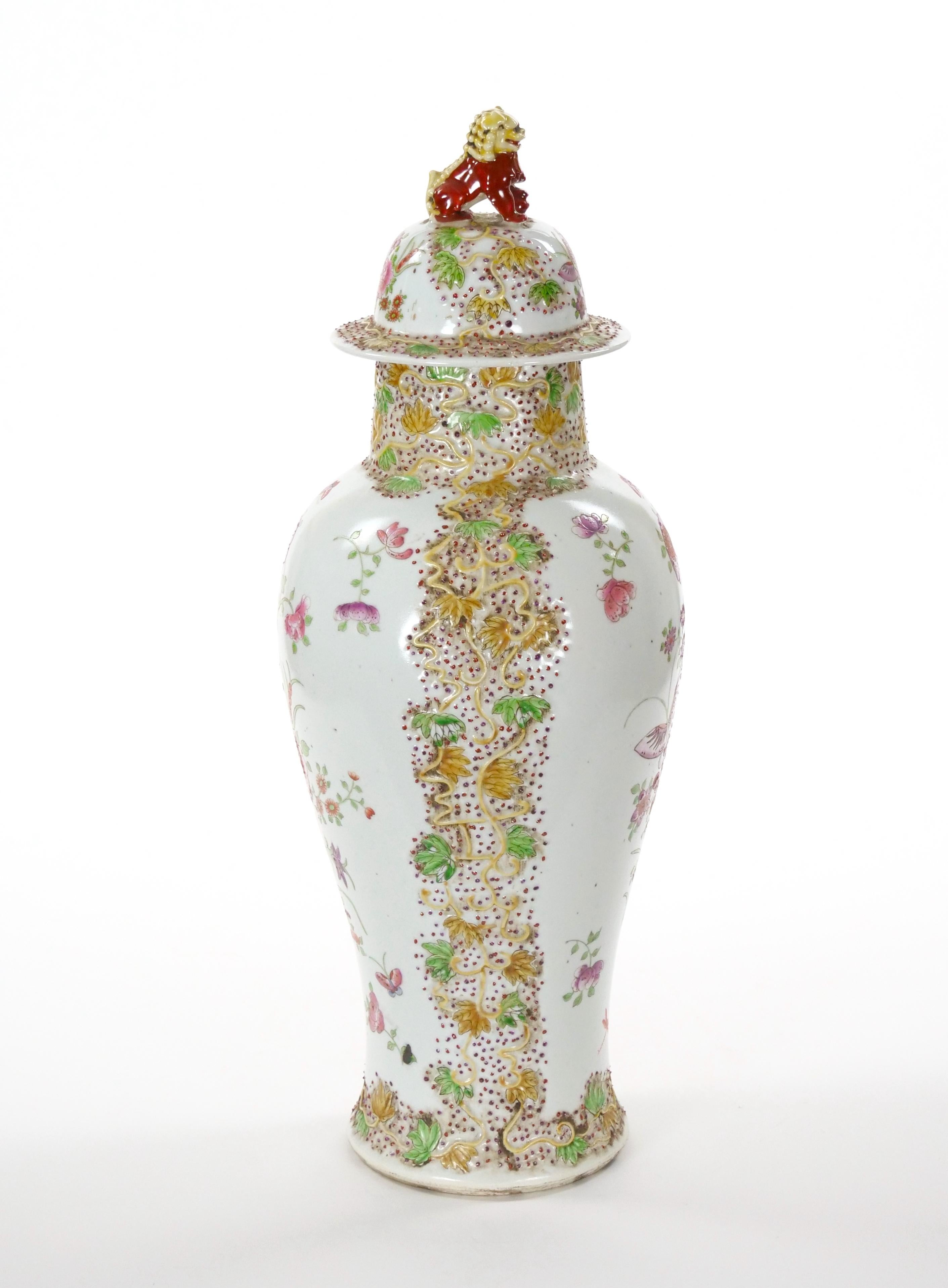 Cette exquise urne couverte de style continental du XIXe siècle témoigne de la complexité de l'art et de l'artisanat de l'époque. L'extérieur de l'urne est orné d'un motif floral et feuillu vibrant et détaillé, présentant une palette harmonieuse de