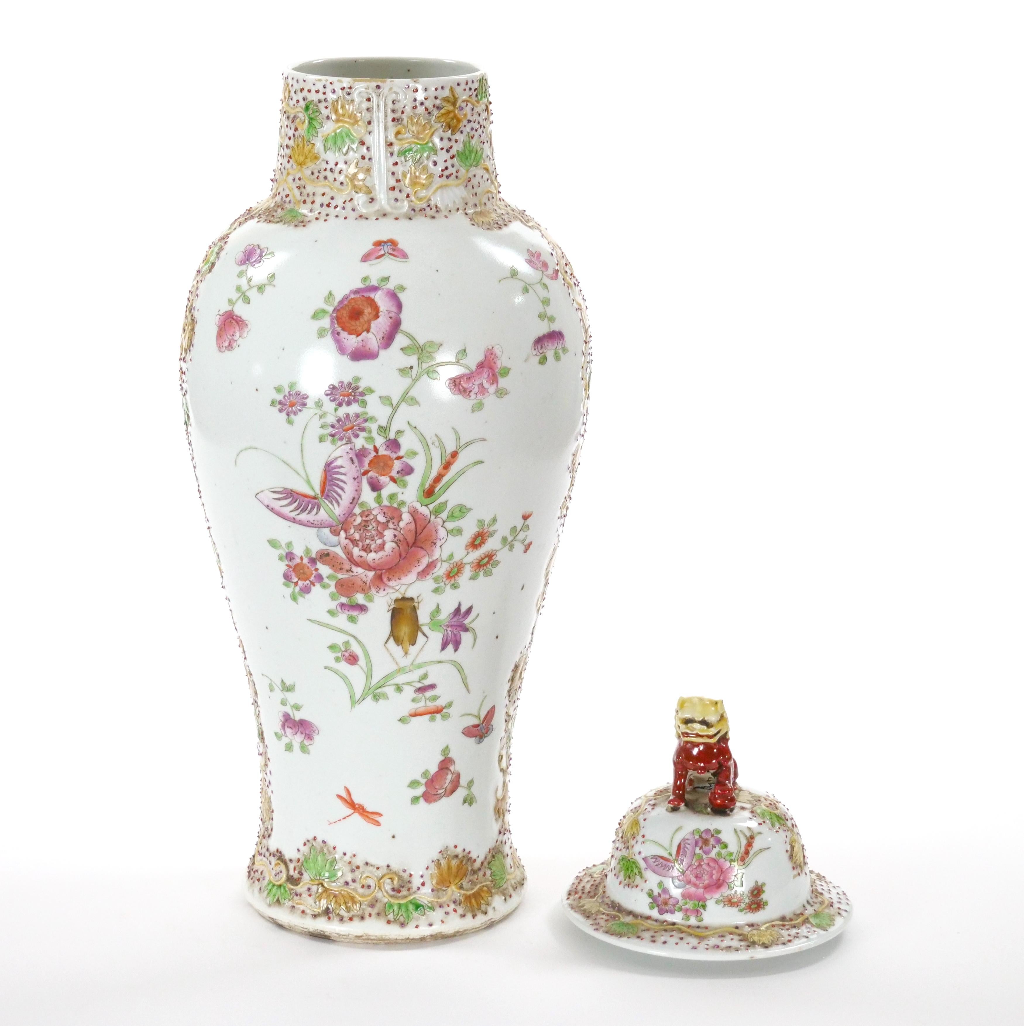 Moderne Urne décorative couverte de style continental du 19e siècle, décorée à la main en vente