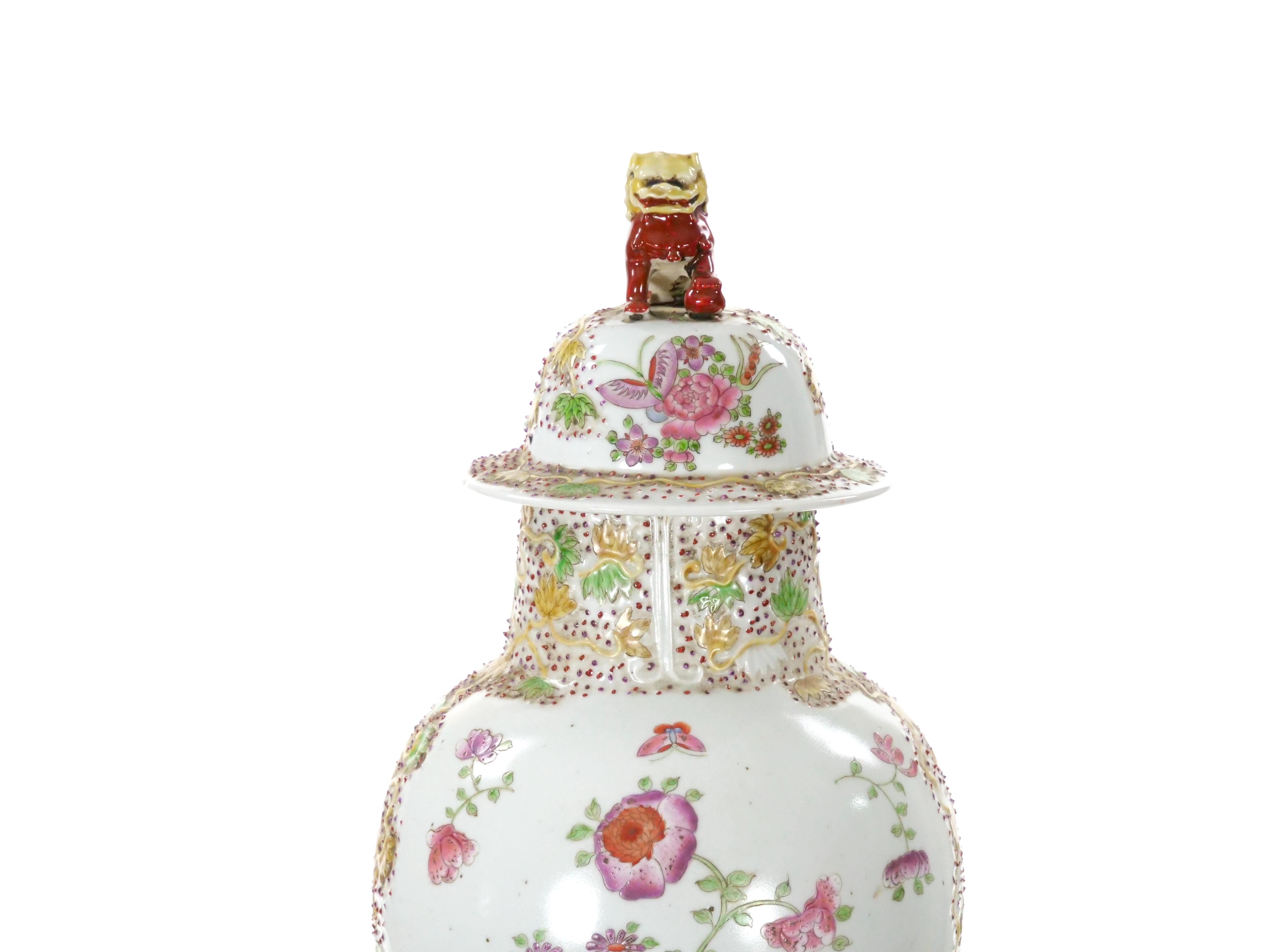 Vernissé Urne décorative couverte de style continental du 19e siècle, décorée à la main en vente