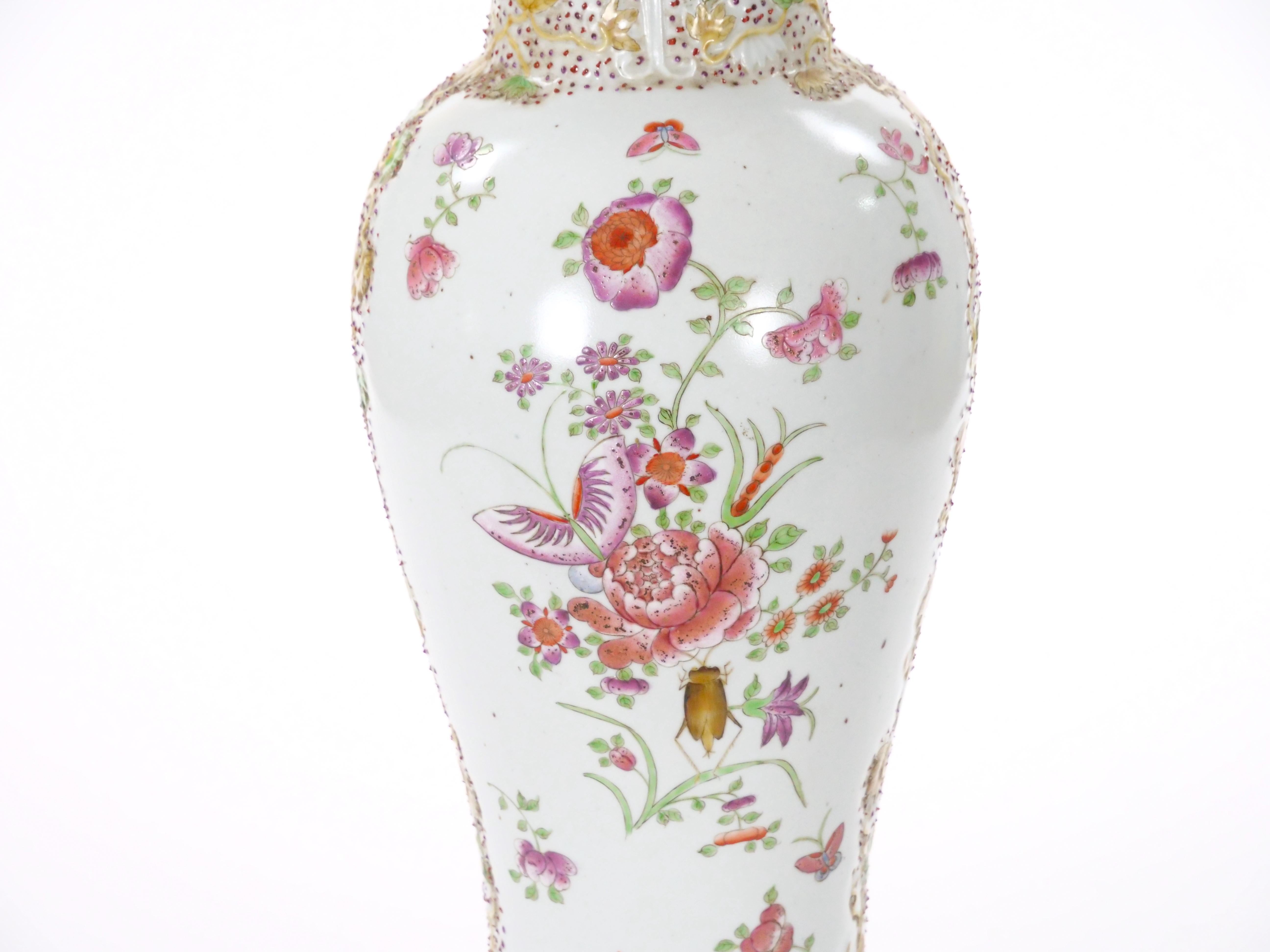 Milieu du XIXe siècle Urne décorative couverte de style continental du 19e siècle, décorée à la main en vente