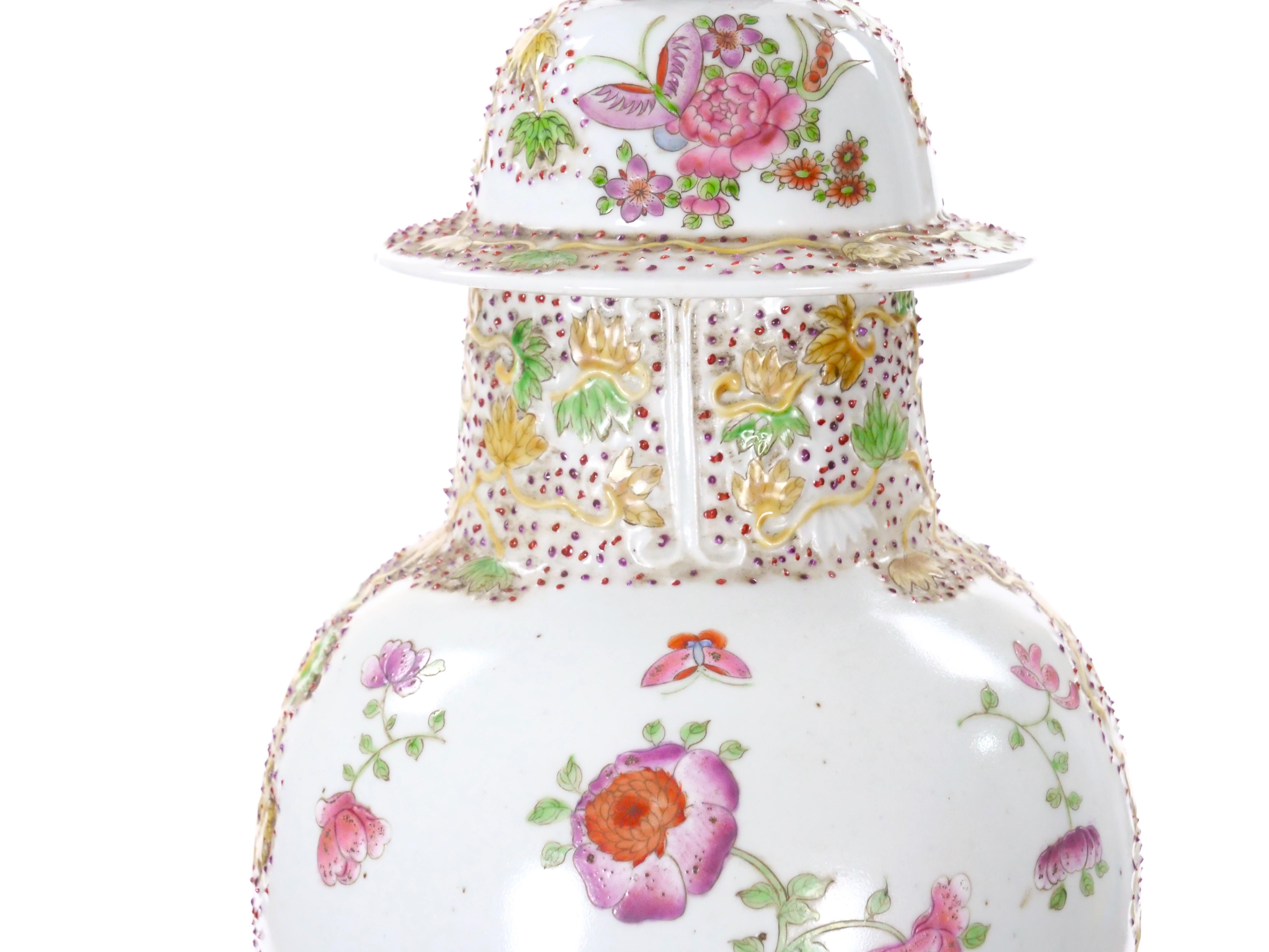 Porcelaine Urne décorative couverte de style continental du 19e siècle, décorée à la main en vente