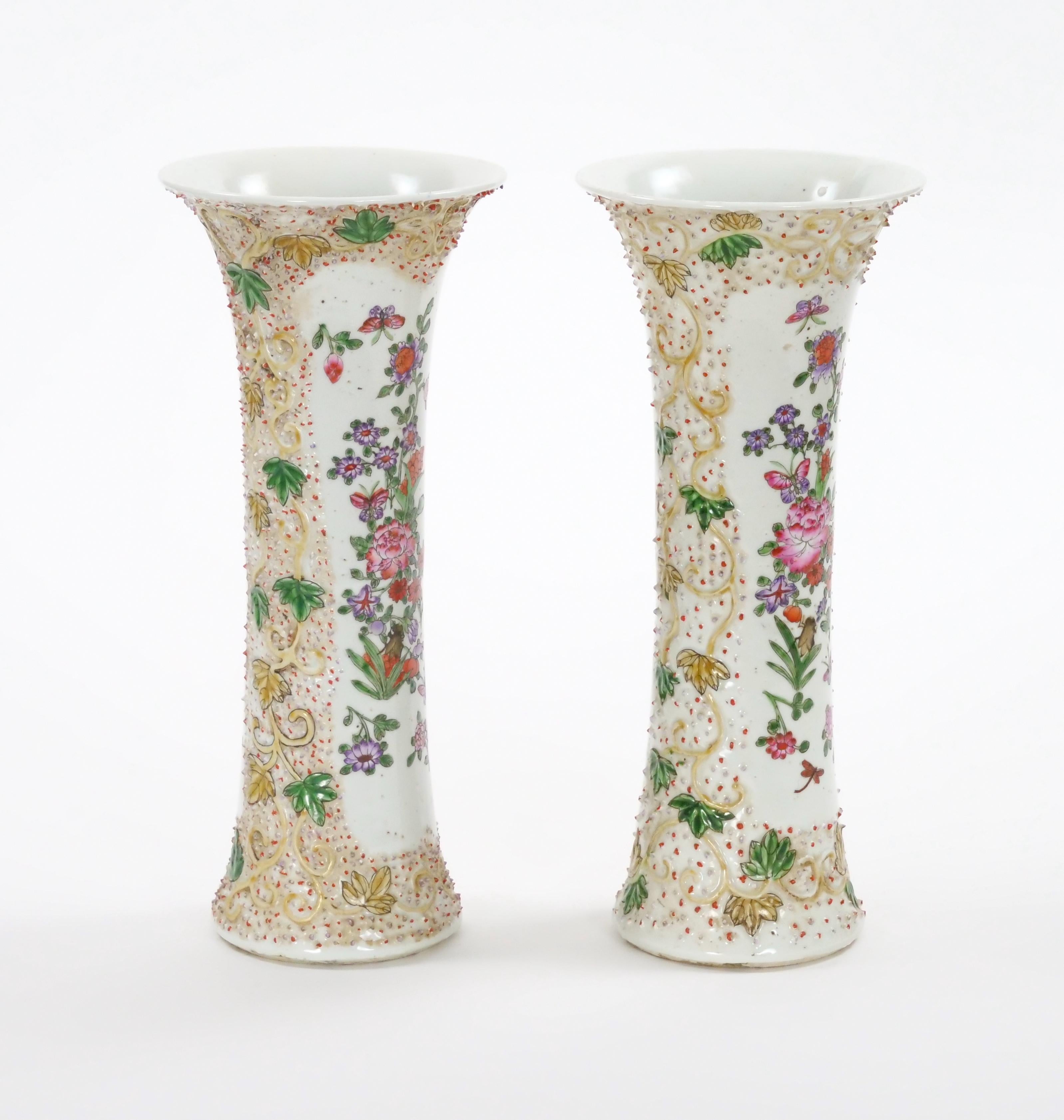 Die exquisite Vase im kontinentalen Stil des 19. Jahrhunderts ist ein Zeugnis für die komplizierte Kunstfertigkeit und Handwerkskunst ihrer Zeit. Das Äußere der Vase ist mit einem lebendigen und detaillierten Blumen- und Blattmuster verziert, das