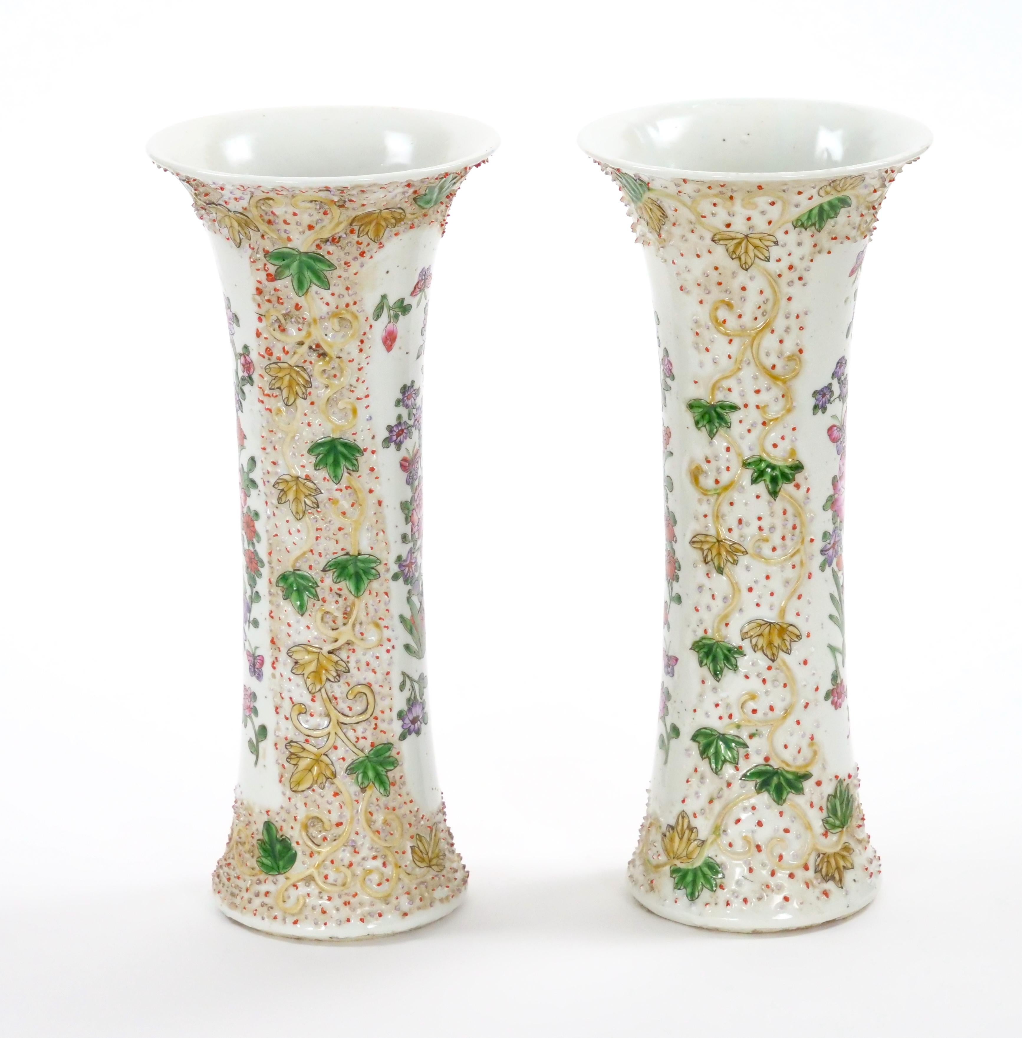 Vase im kontinentalen Stil des 19. Jahrhunderts, handdekoriert mit floralen Details im kontinentalen Stil (Europäisch) im Angebot