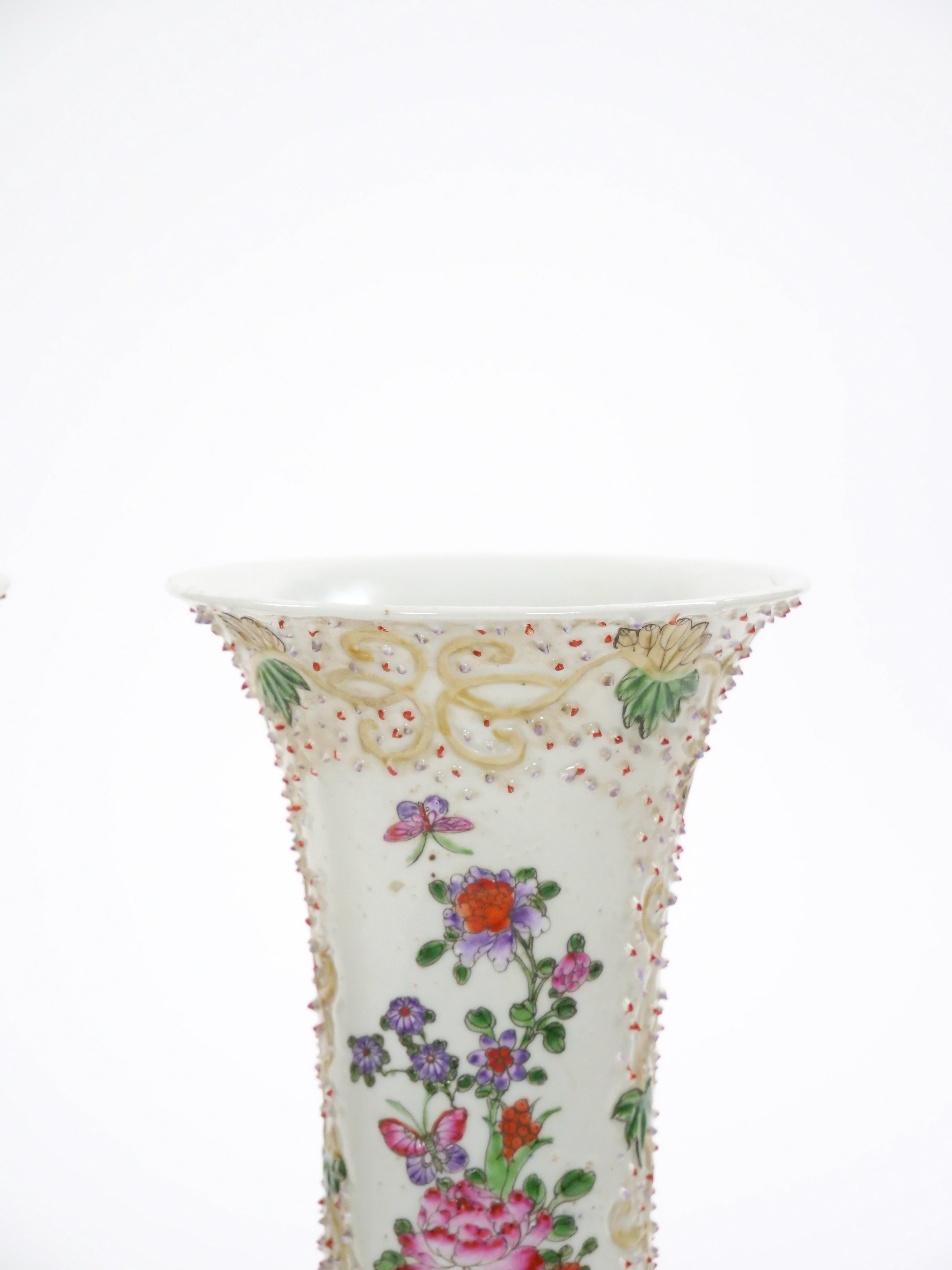 Vase im kontinentalen Stil des 19. Jahrhunderts, handdekoriert mit floralen Details im kontinentalen Stil (Geprägt) im Angebot
