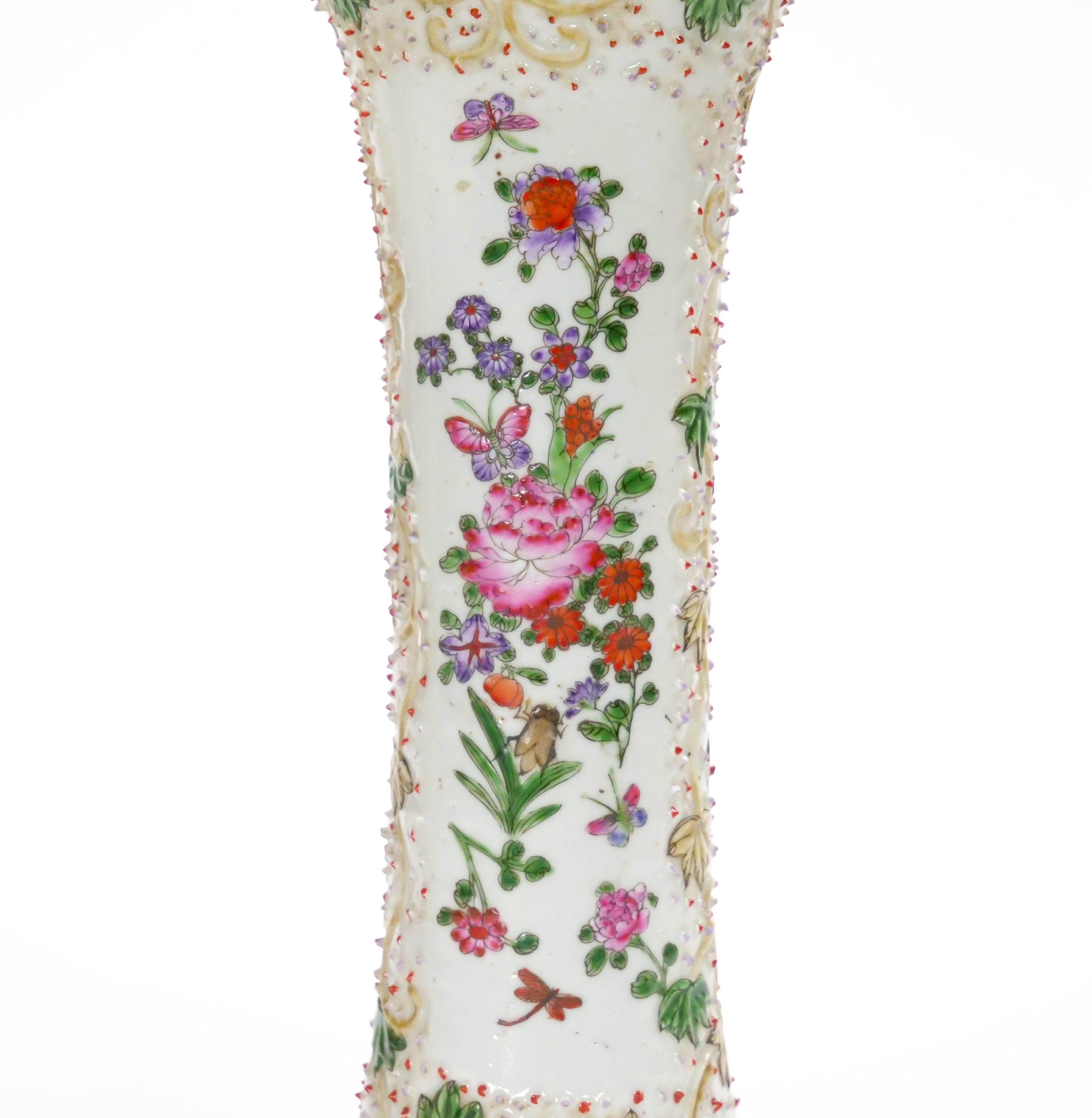 Vase im kontinentalen Stil des 19. Jahrhunderts, handdekoriert mit floralen Details im kontinentalen Stil (Farbe) im Angebot