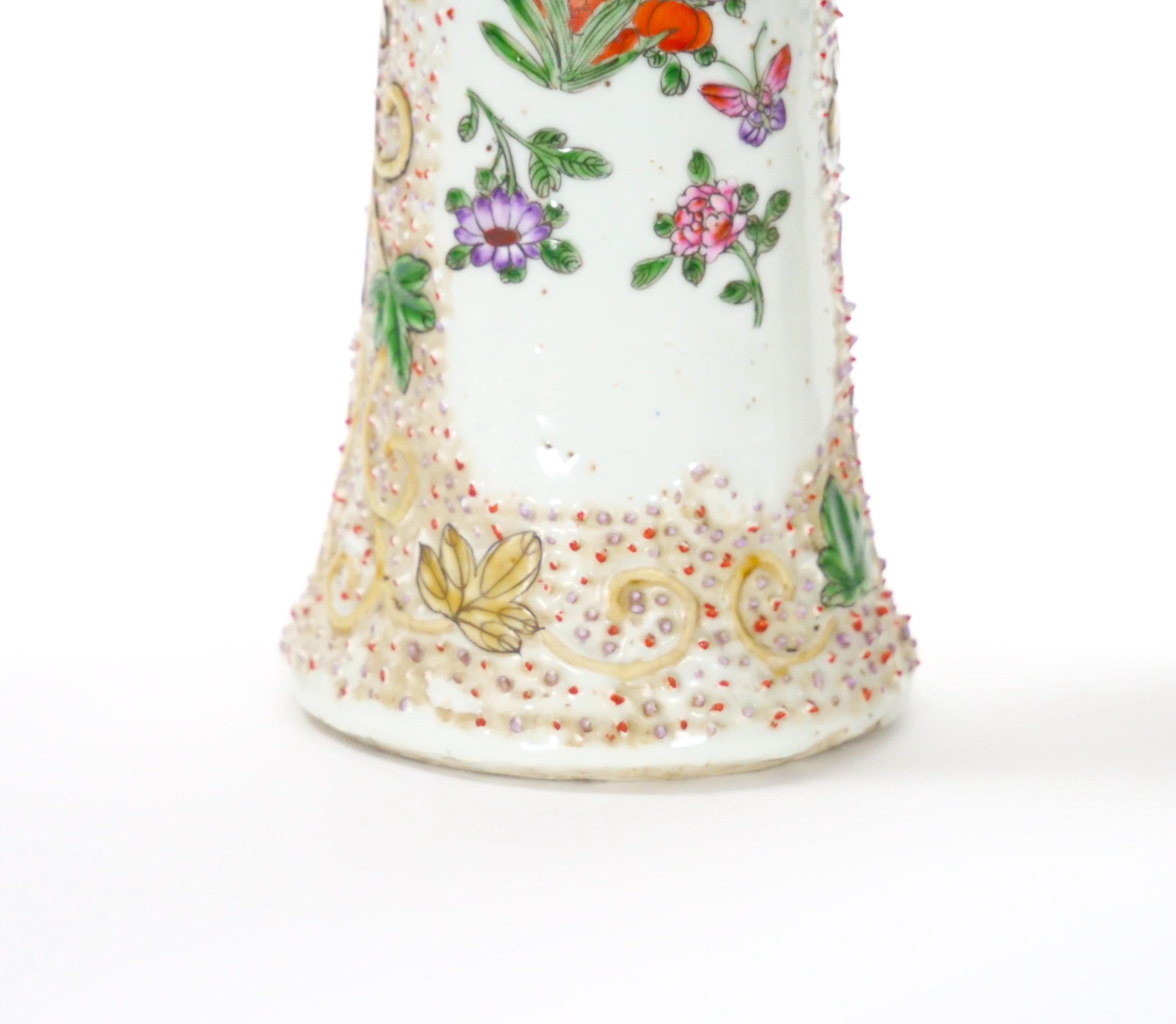Vase im kontinentalen Stil des 19. Jahrhunderts, handdekoriert mit floralen Details im kontinentalen Stil im Angebot 1