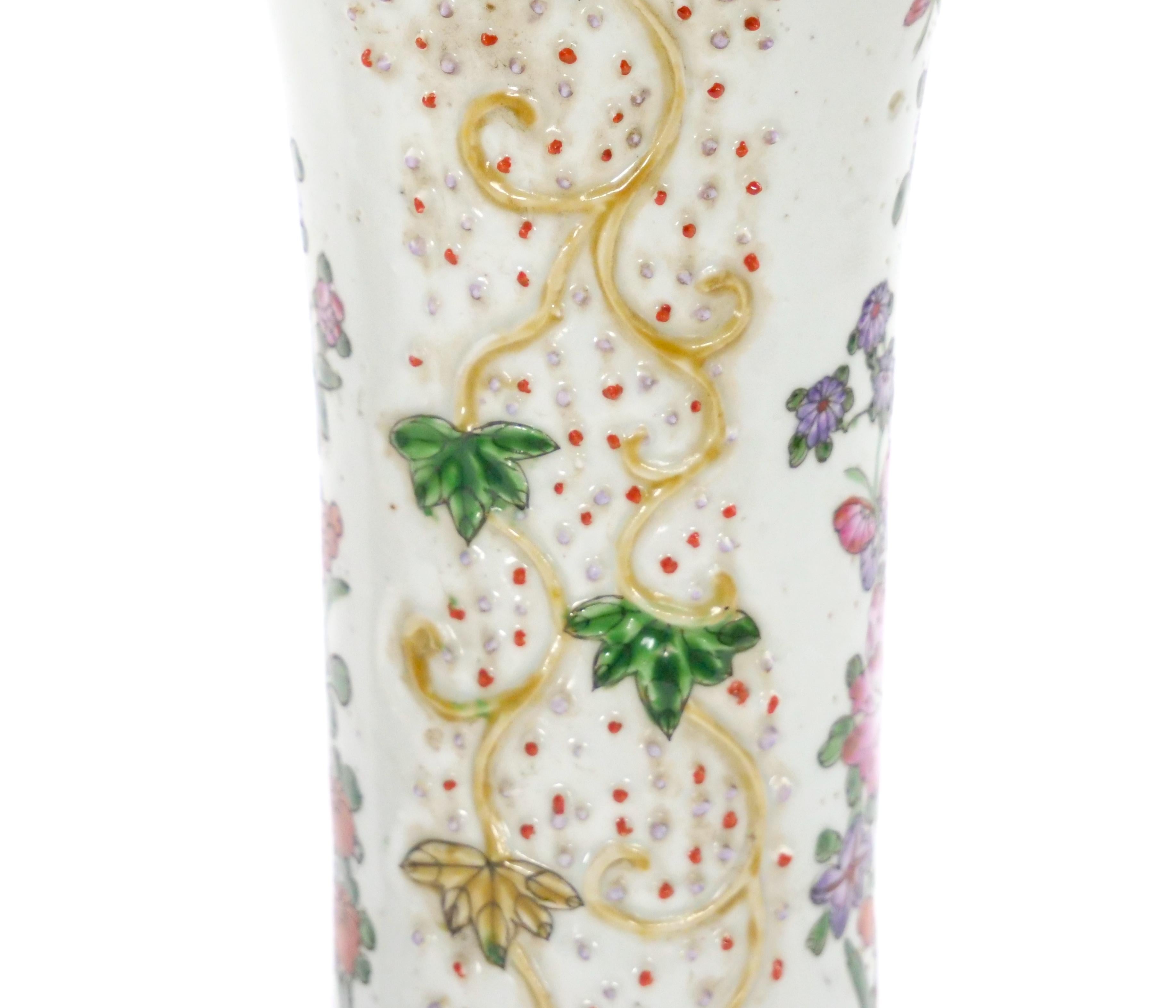 Vase im kontinentalen Stil des 19. Jahrhunderts, handdekoriert mit floralen Details im kontinentalen Stil im Angebot 2