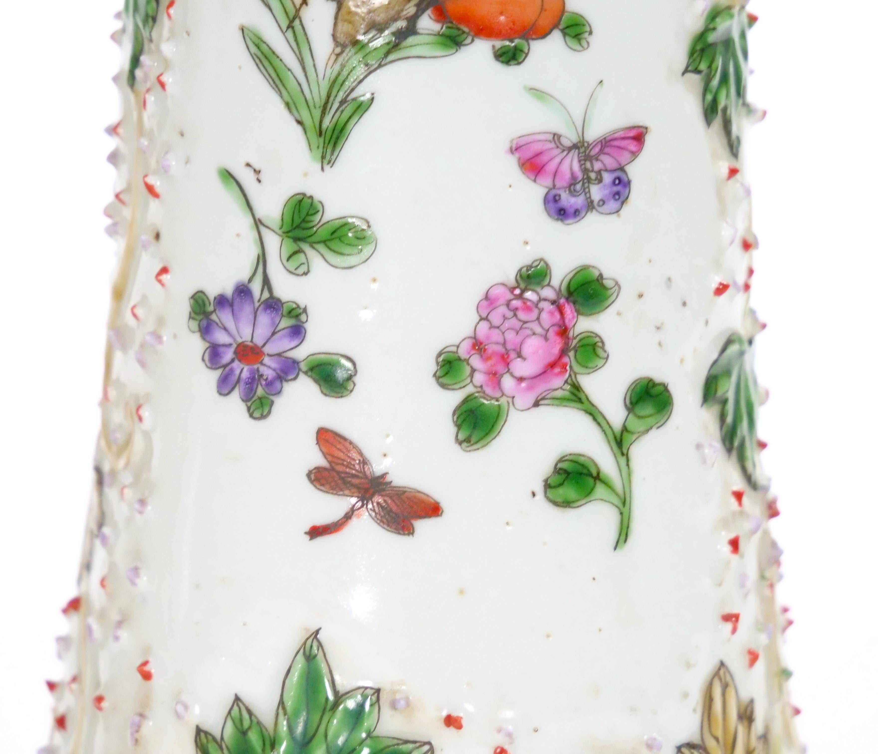 Vase im kontinentalen Stil des 19. Jahrhunderts, handdekoriert mit floralen Details im kontinentalen Stil im Angebot 3