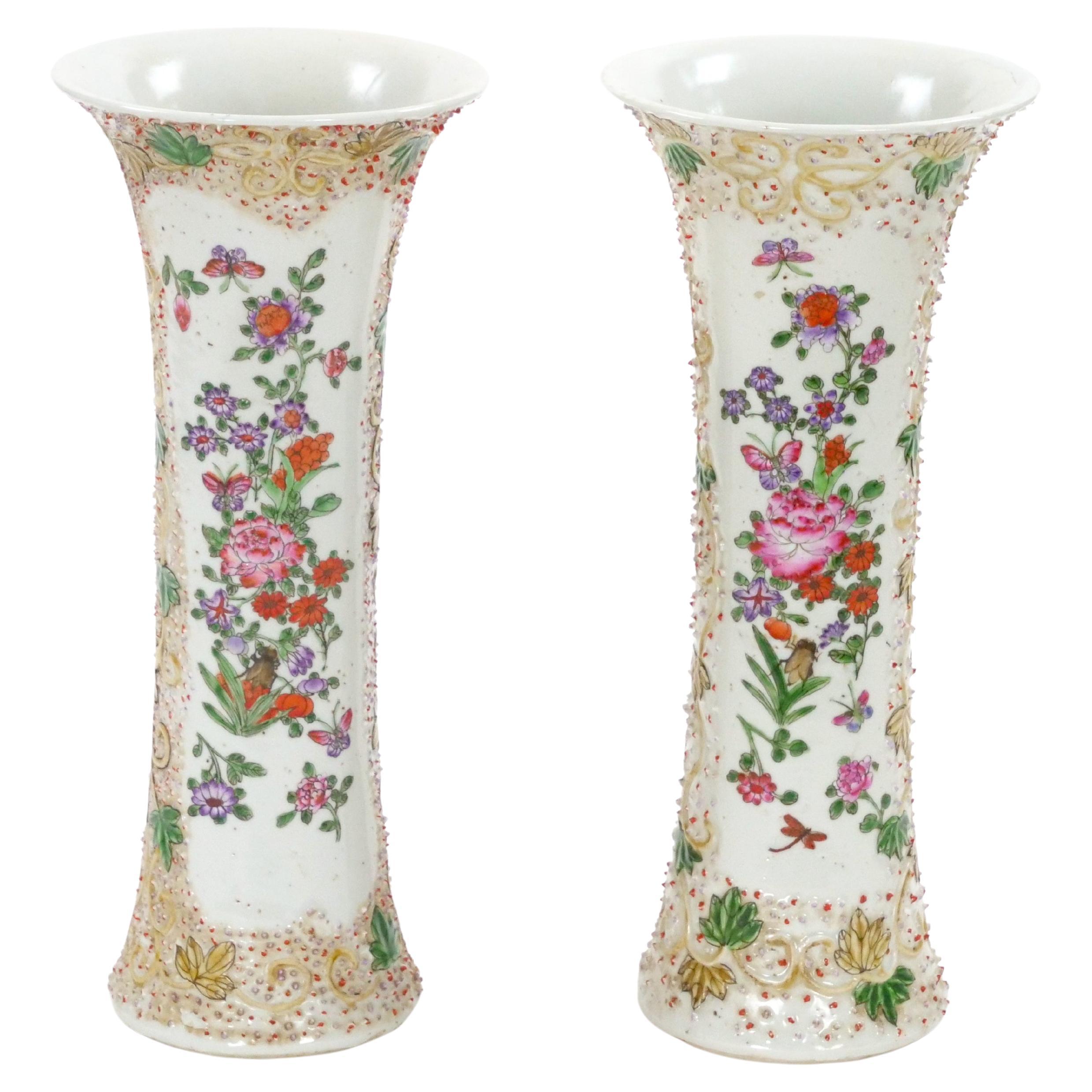 Vase im kontinentalen Stil des 19. Jahrhunderts, handdekoriert mit floralen Details im kontinentalen Stil im Angebot