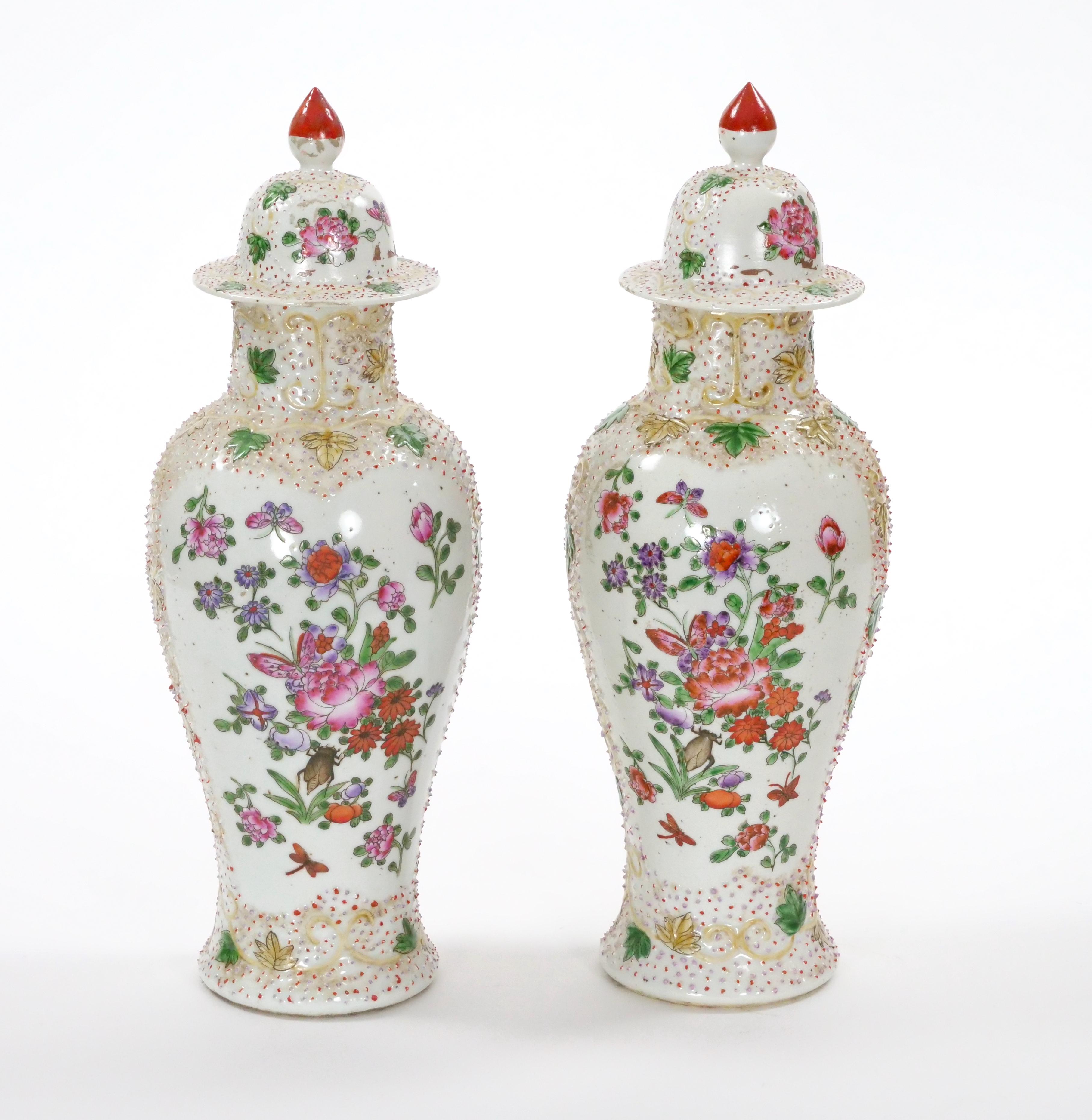 Style continental du 19ème siècle décoré à la main  Urne recouverte de détails floraux en vente 4